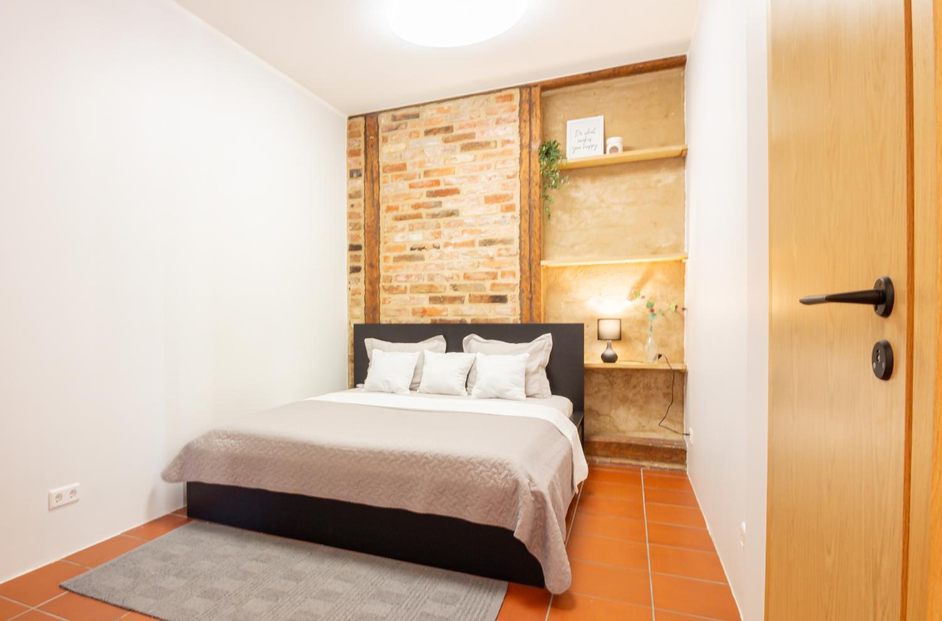 One-Bedroom Apartment - Photo 3