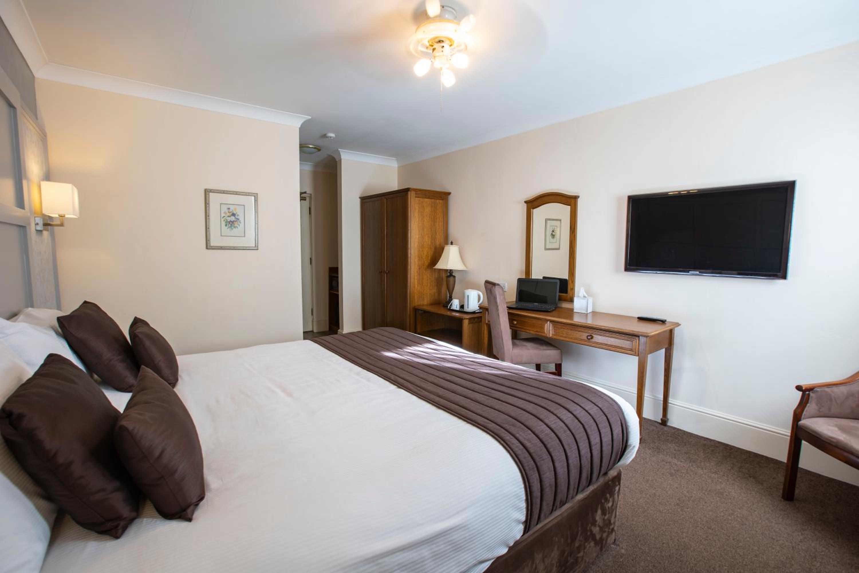 Executive King Room - Non-Smoking - Photo 6