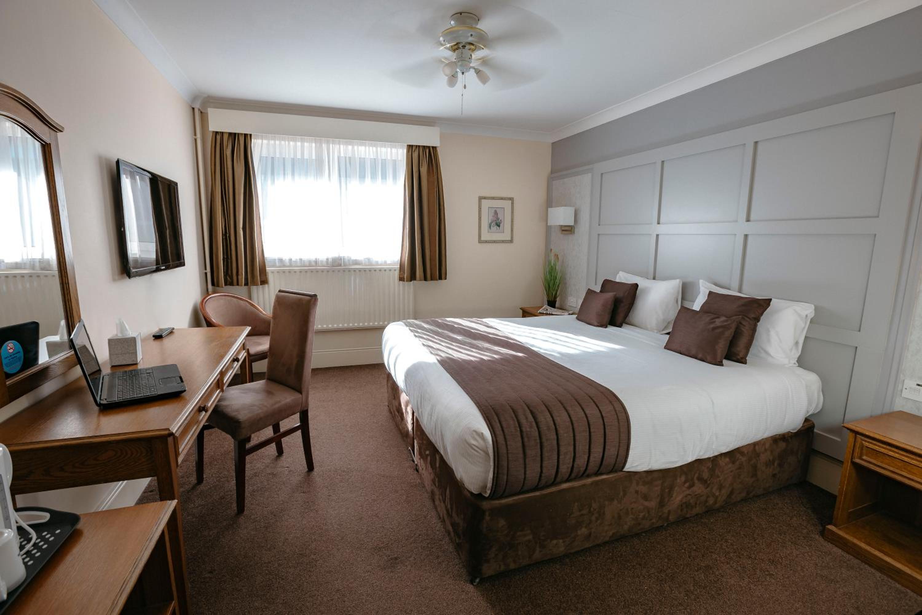Executive King Room - Non-Smoking - Photo 4