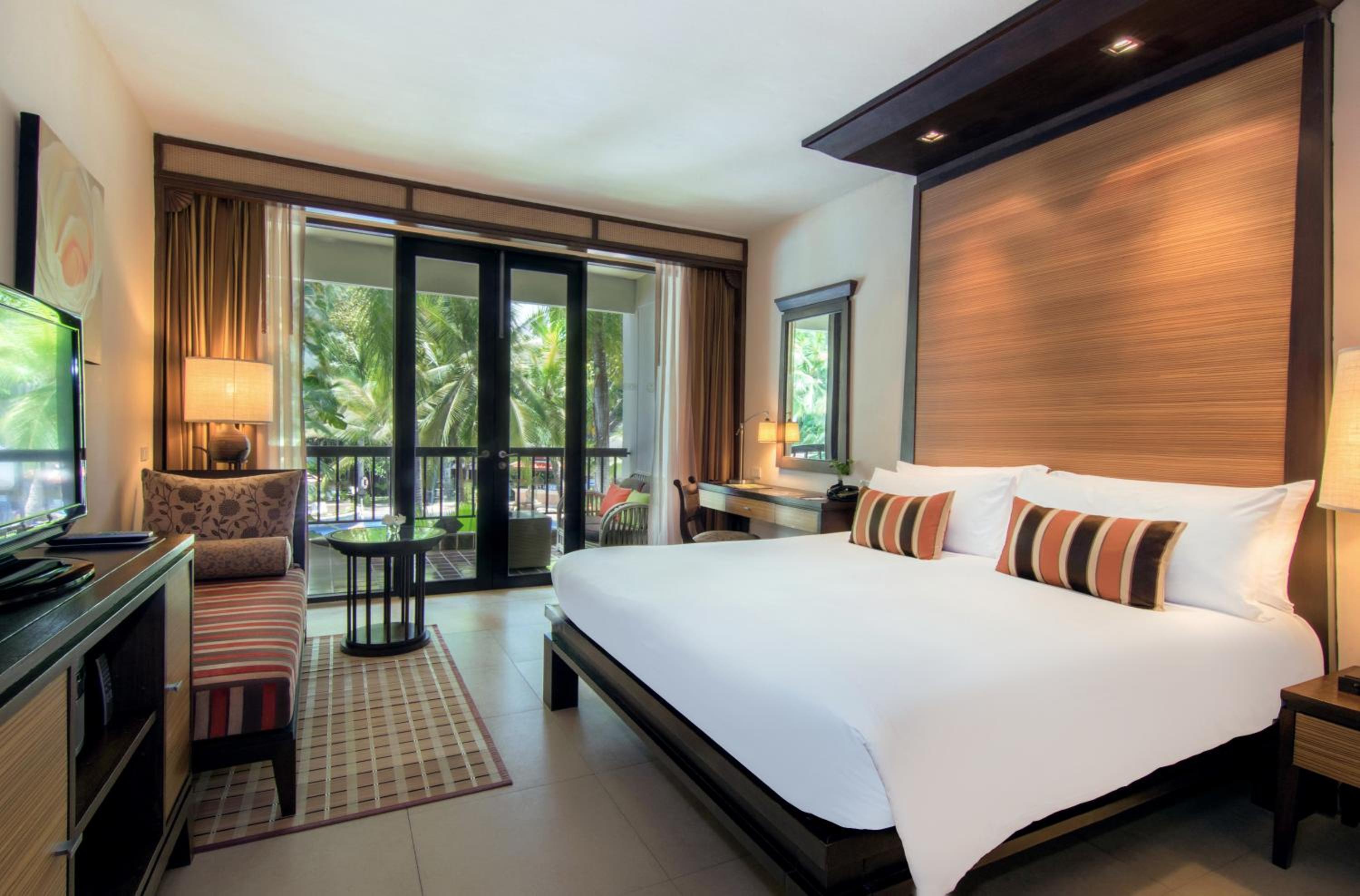 Tropical Deluxe Pool King Bed