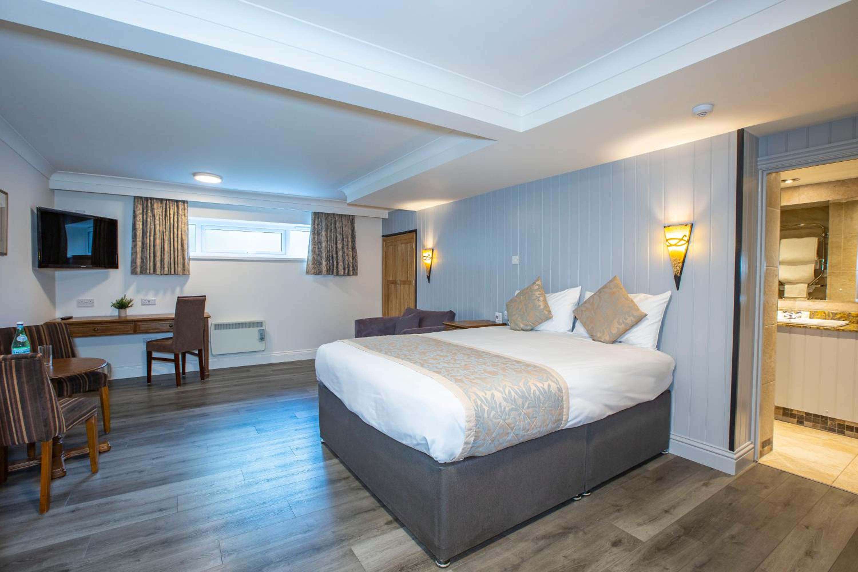 Superior King Room with Kitchenette - Photo 1