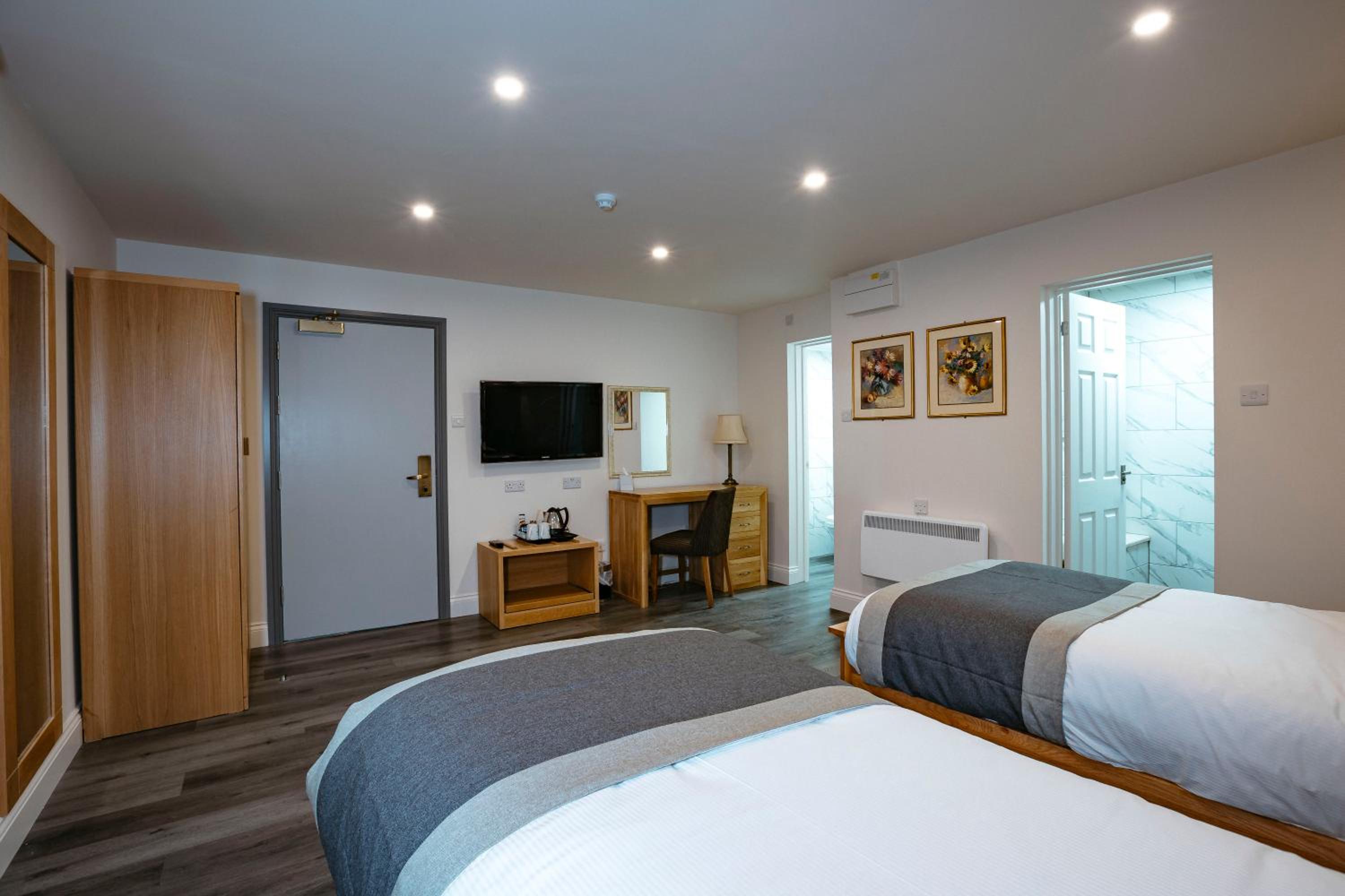 Superior King Room with Kitchenette - Photo 8