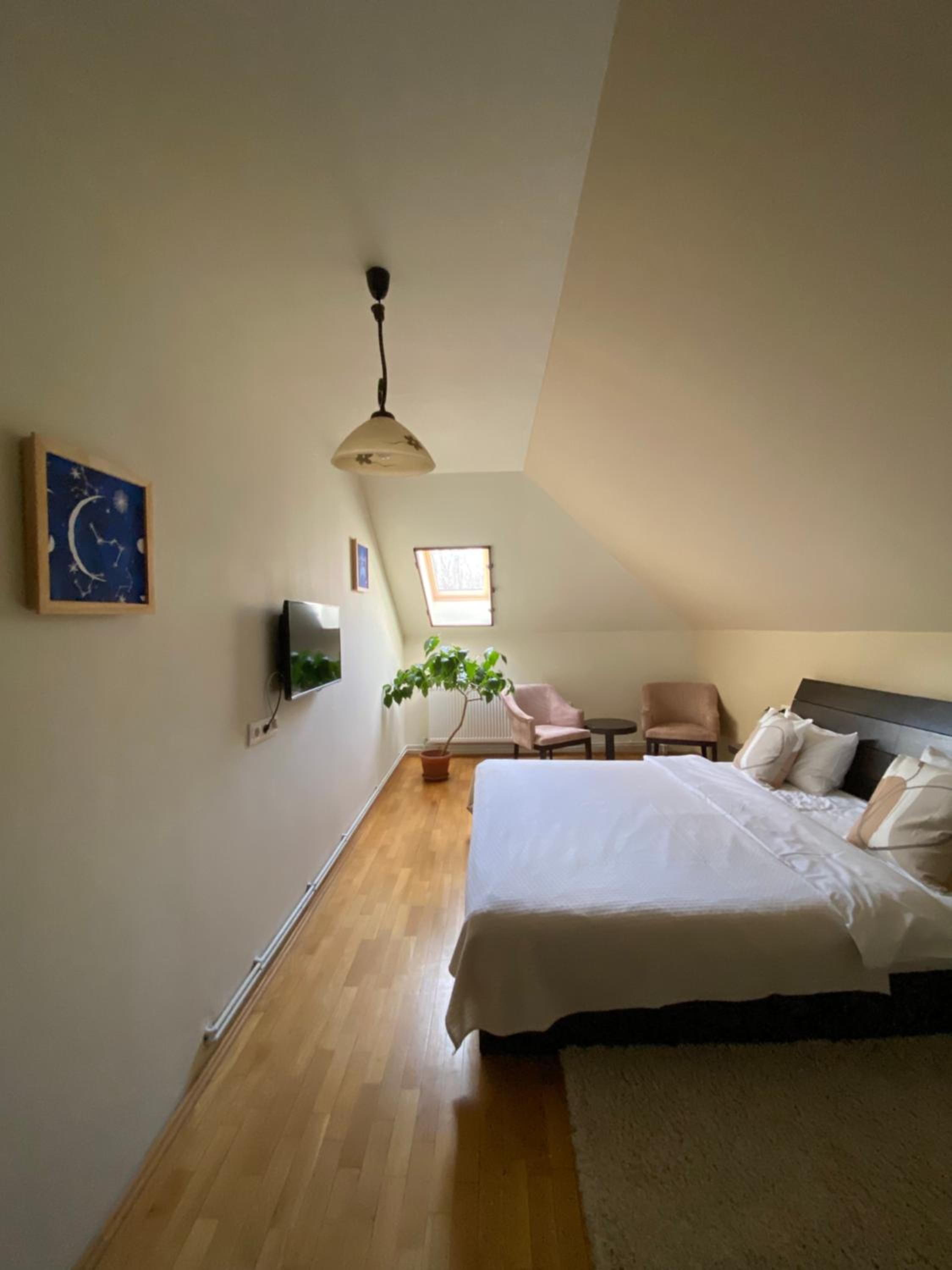 Apartment with Balcony - Photo 9