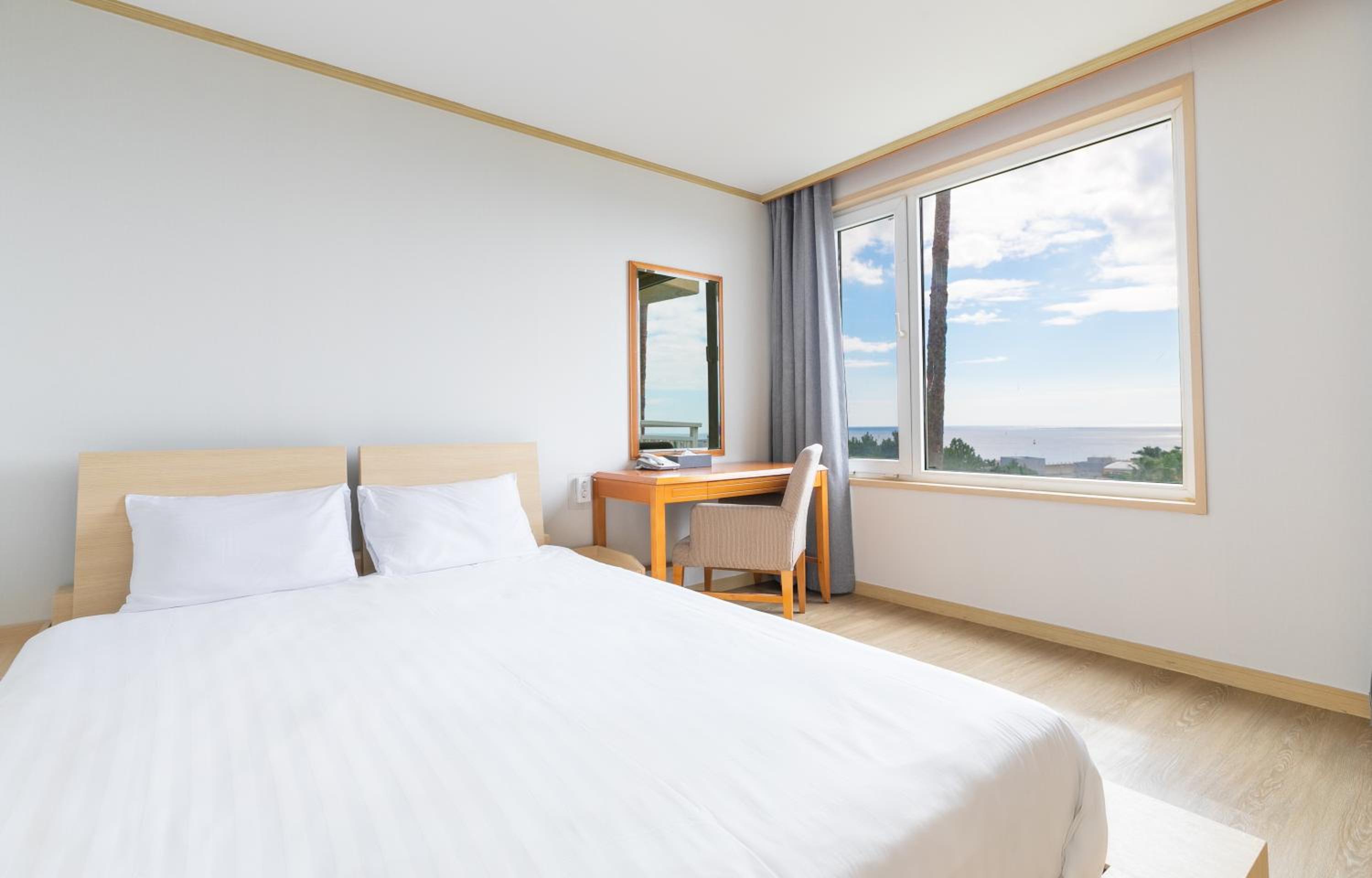 Special Offer - Premier Ocean(26PY) - Breakfast for 2 + Pool Access for 2