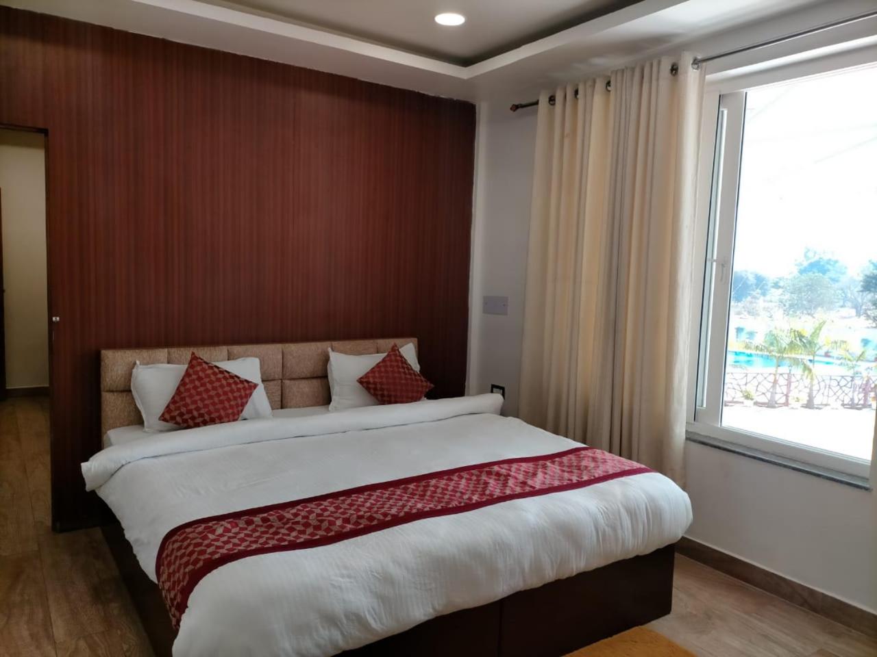 Deluxe Double Room (2 Adults + 1 Child) photo 2