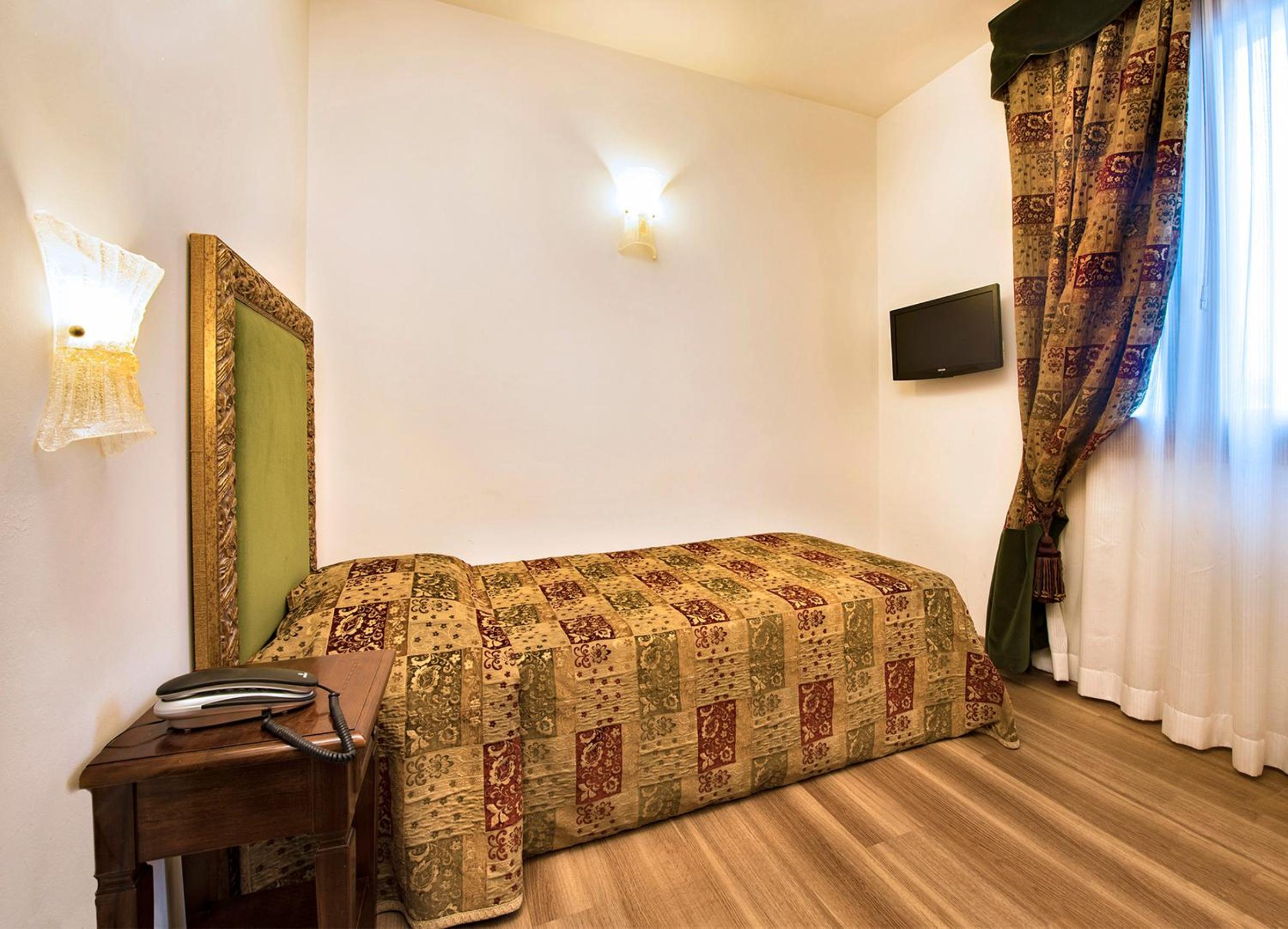 Small Double Room - Photo 1