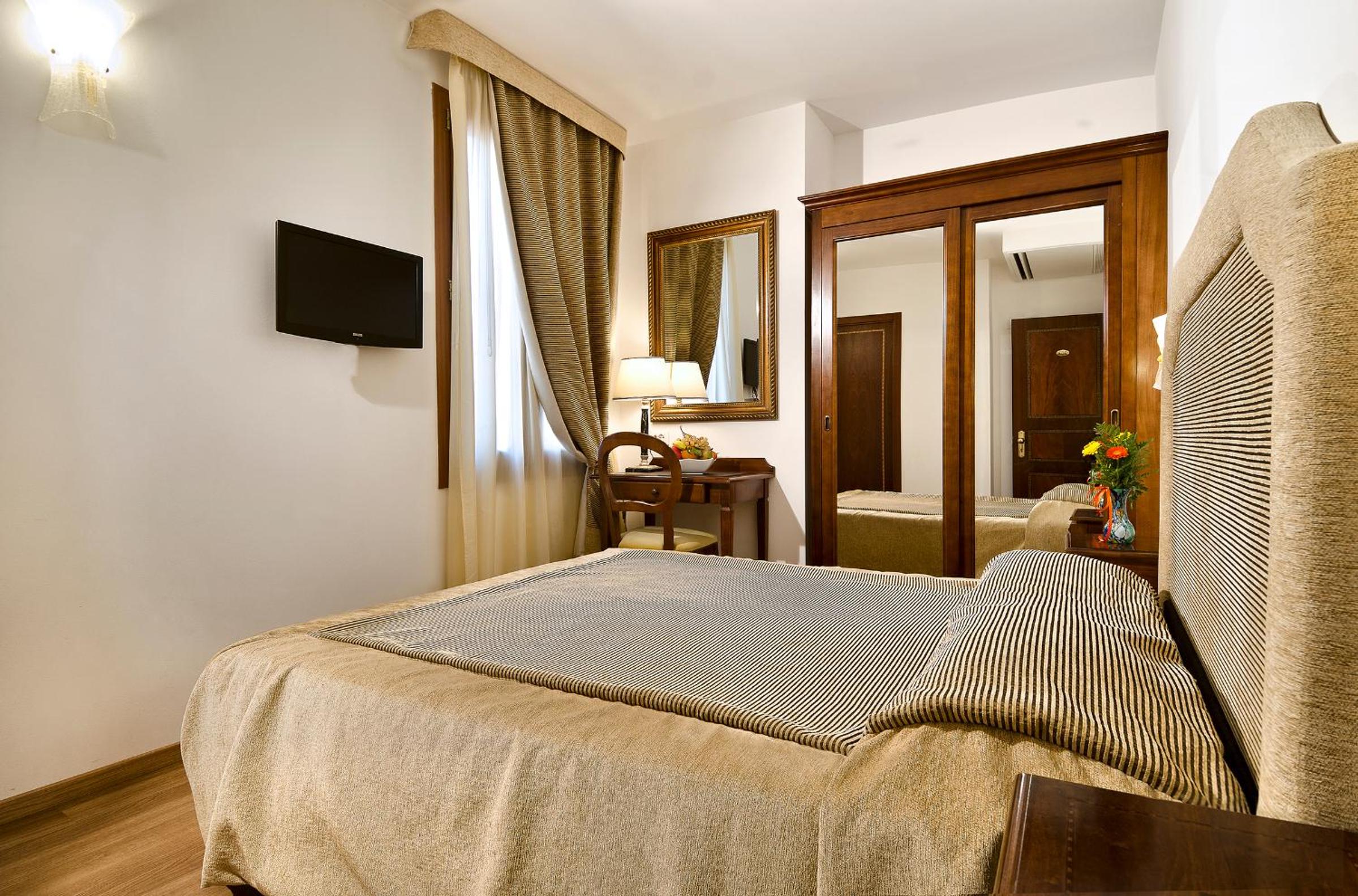 Classic Double or Twin Room - Photo 8