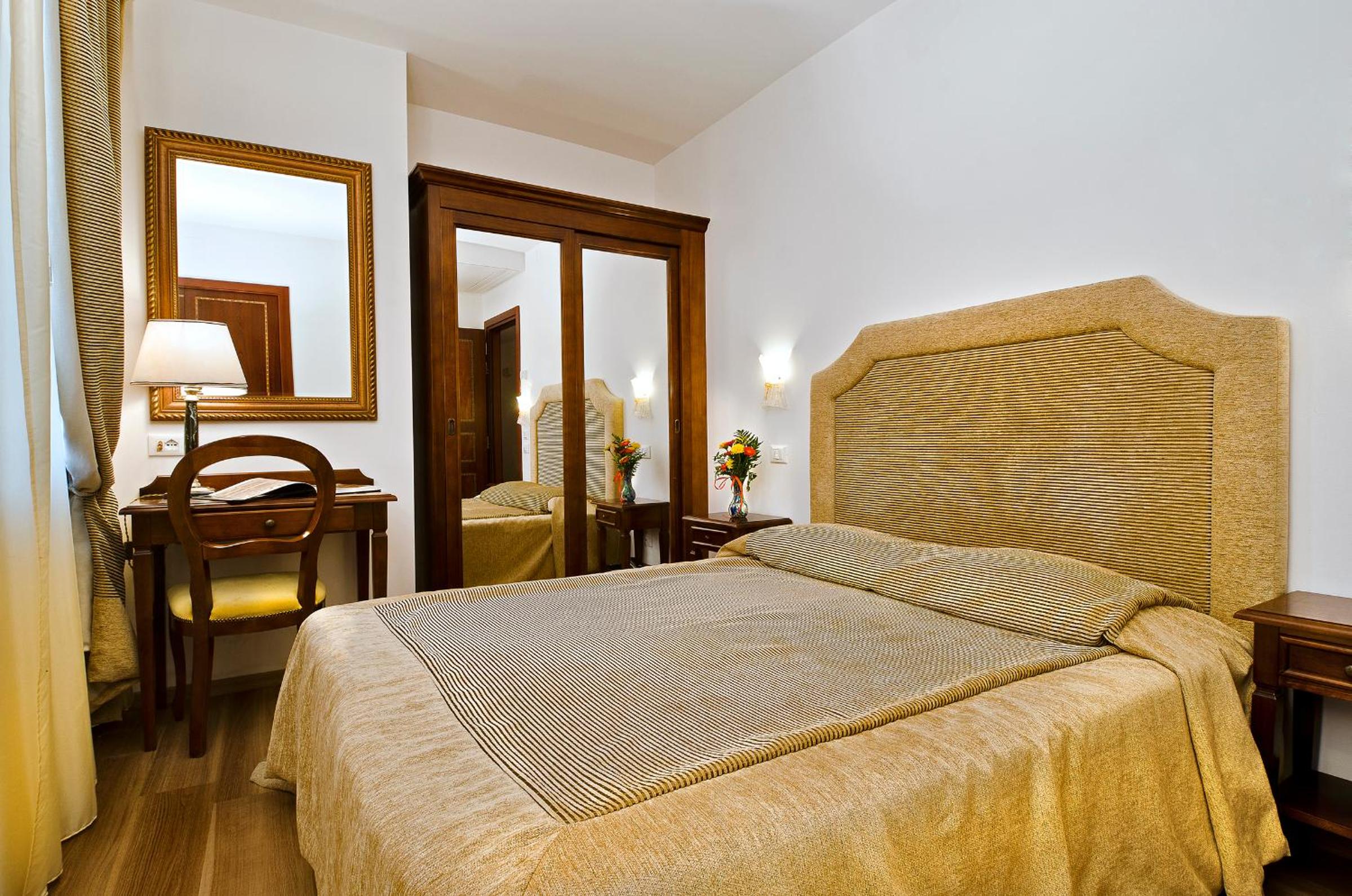 Classic Double or Twin Room - Photo 7