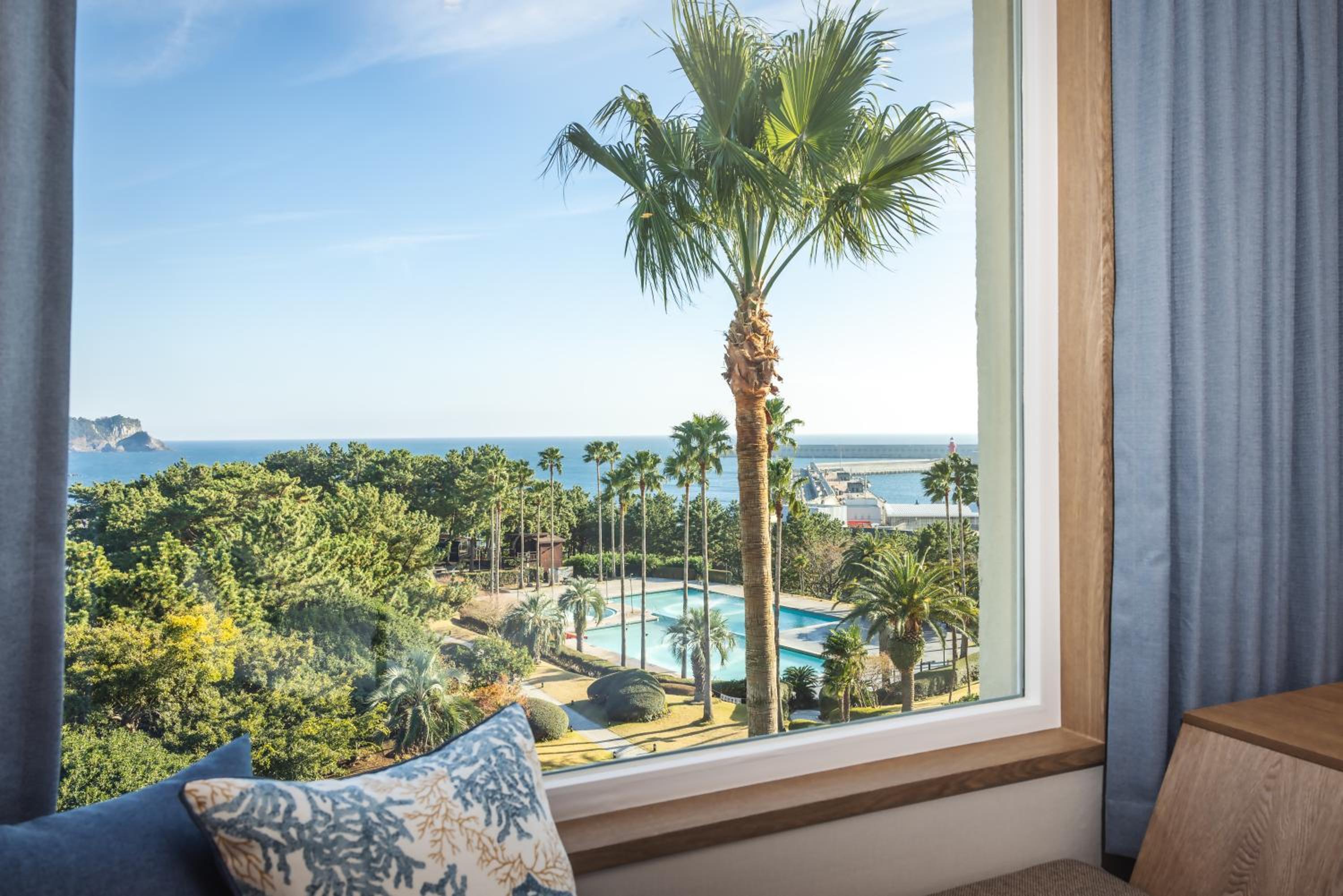 Special Offer - Kensington Premier Ocean - Breakfast for 2 + Pool Access for 2