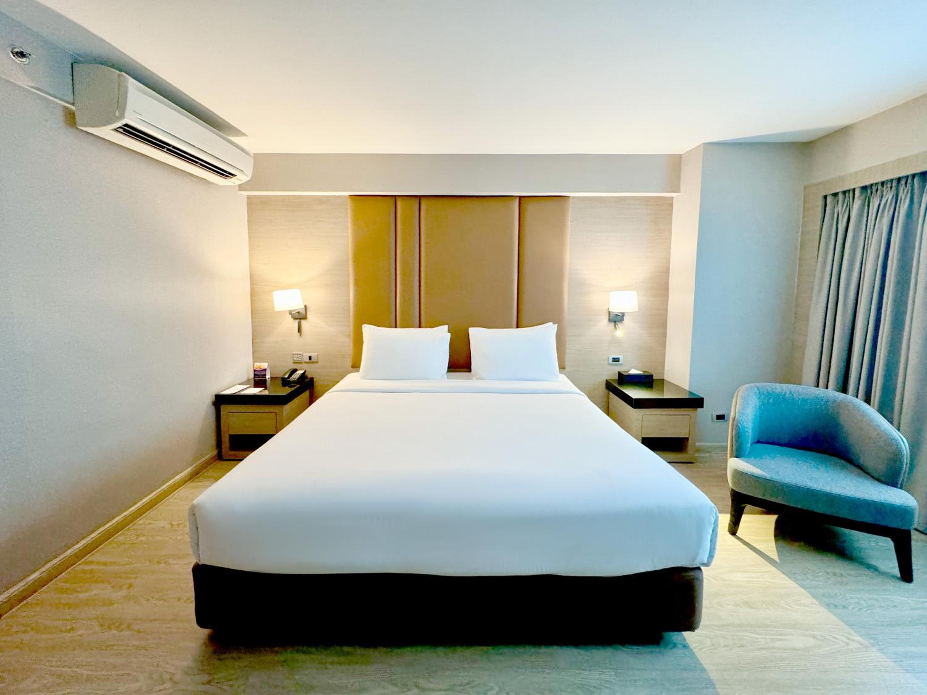 Grand King Deluxe Room, Non-Smoking photo 3