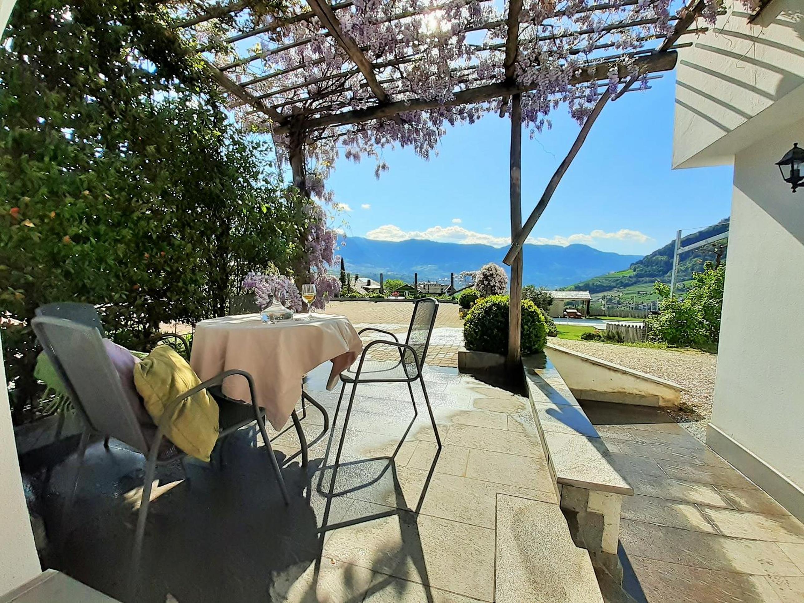 Two-Bedroom Deluxe Apartment with Garden View photo 2