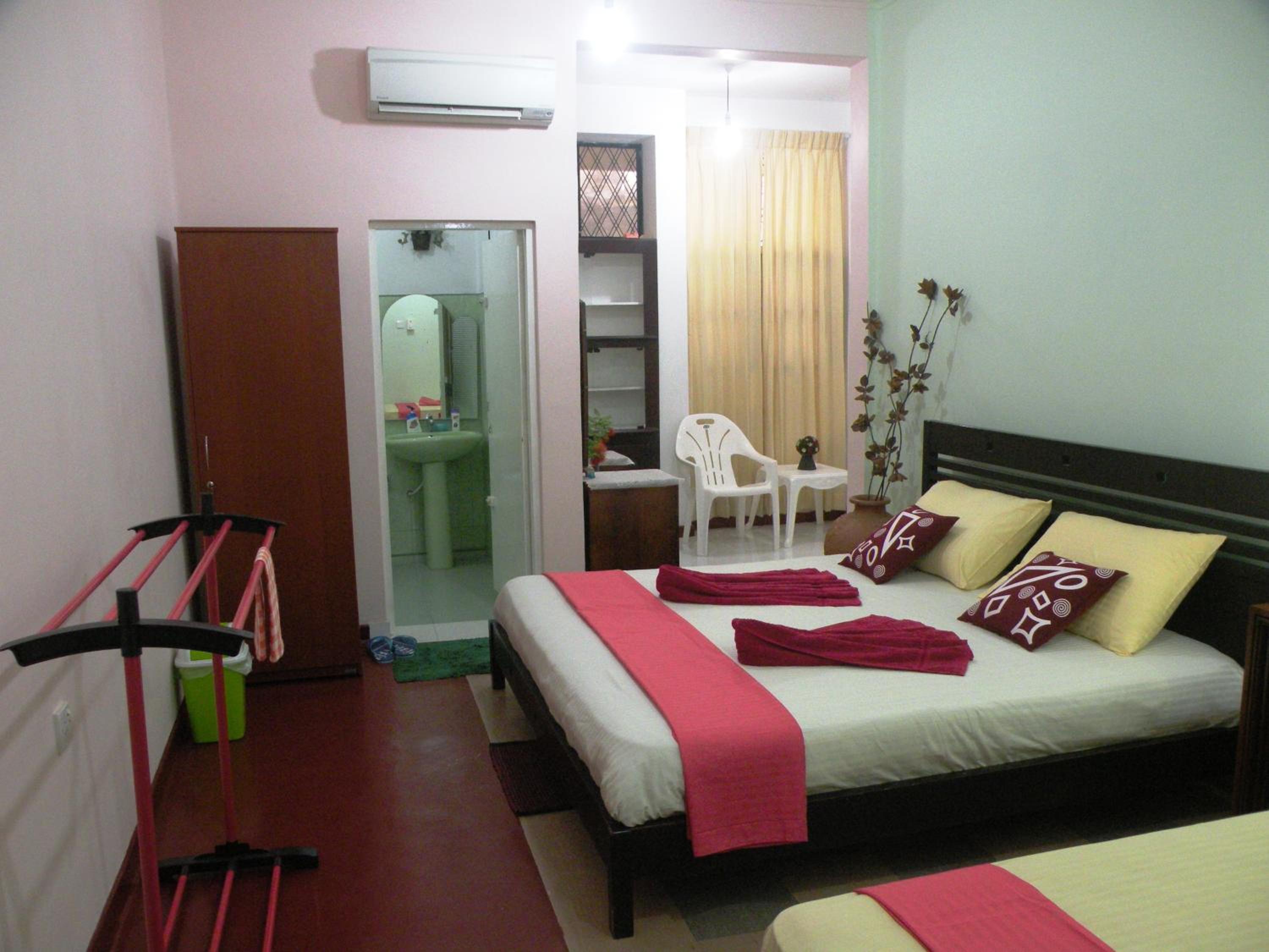 Family Room with Private Bathroom and AC photo 2