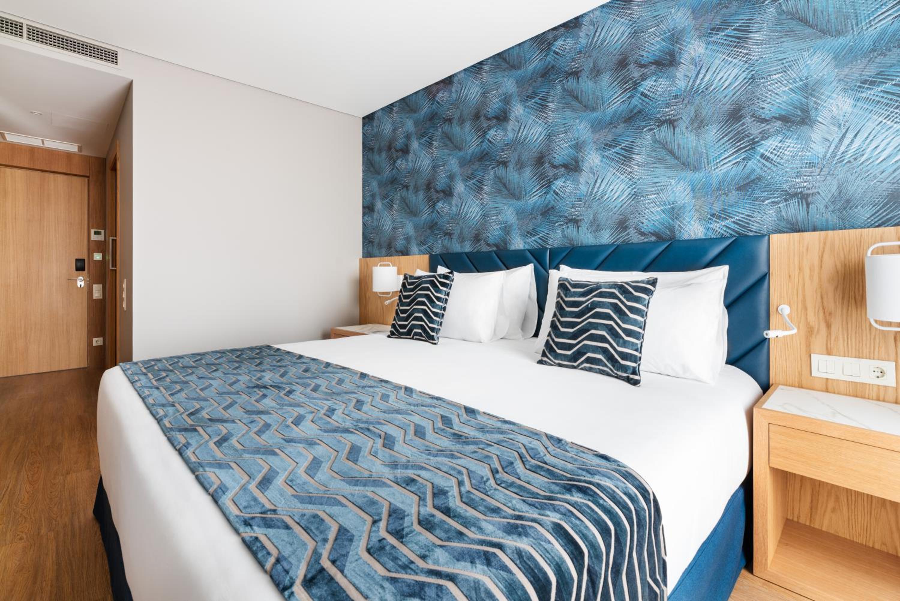Deluxe Double Room with Balcony - Photo 7