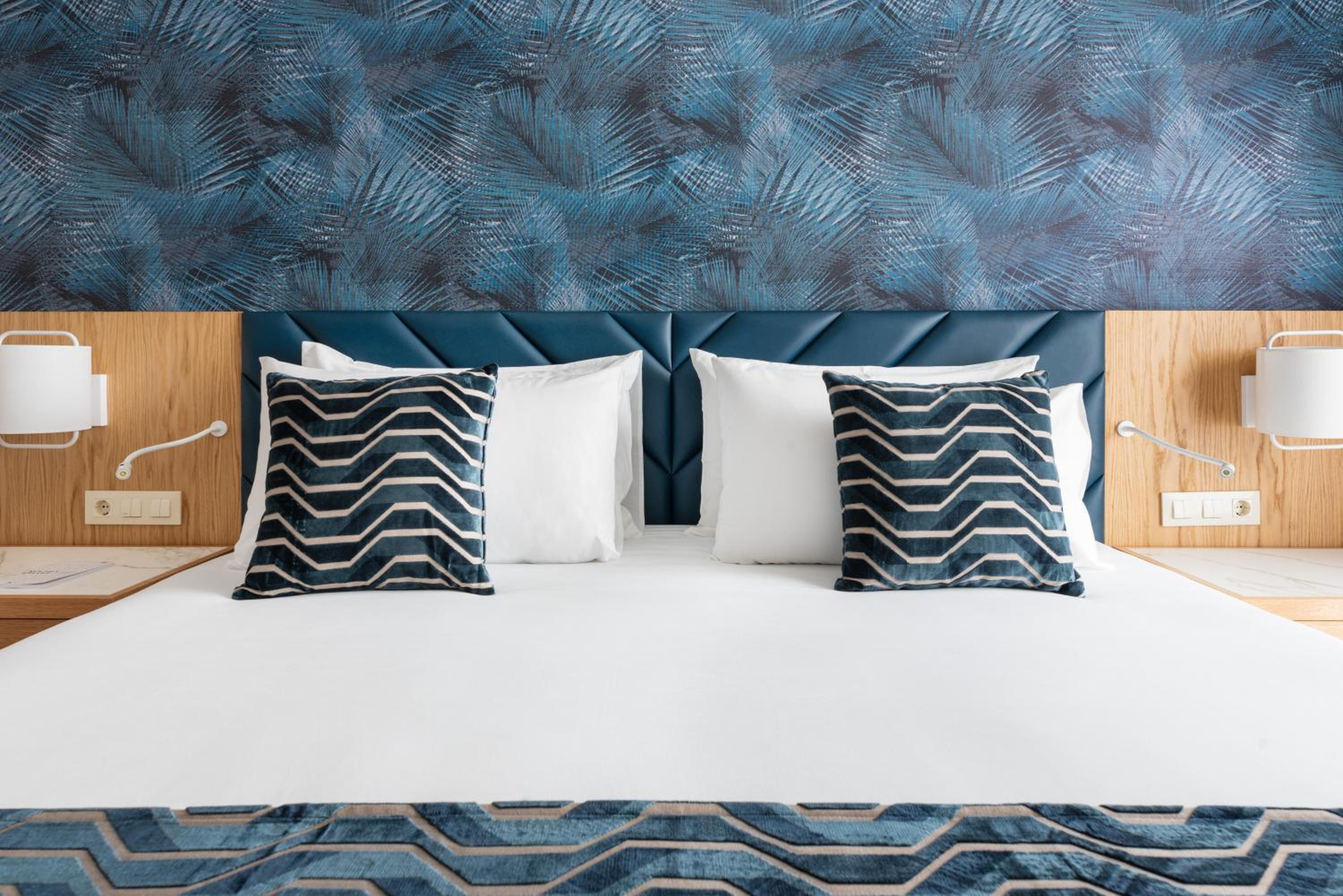 Deluxe Double Room with Balcony - Photo 6