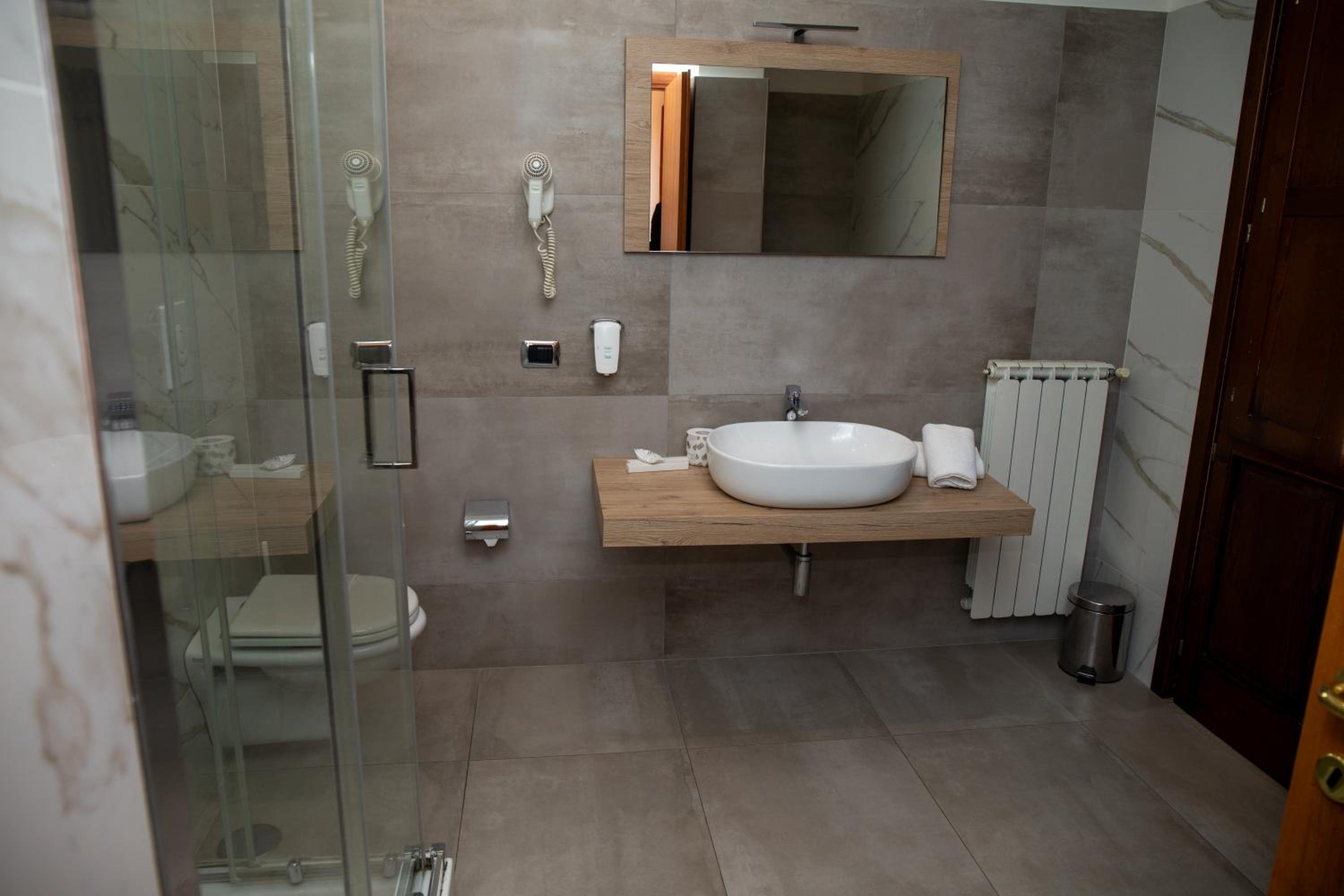 Double or Twin Room - Photo 7