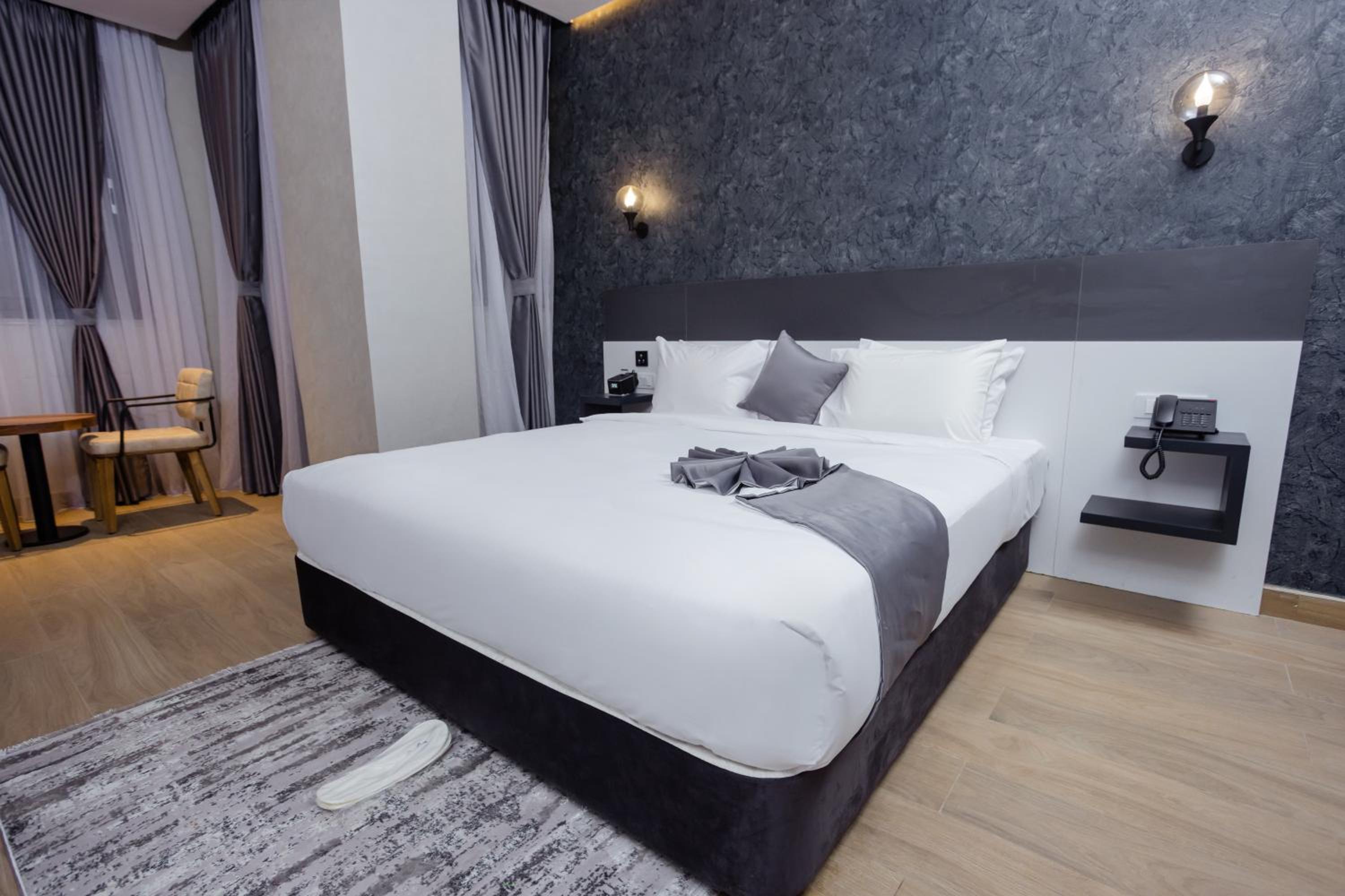 King Suite with Balcony photo 2