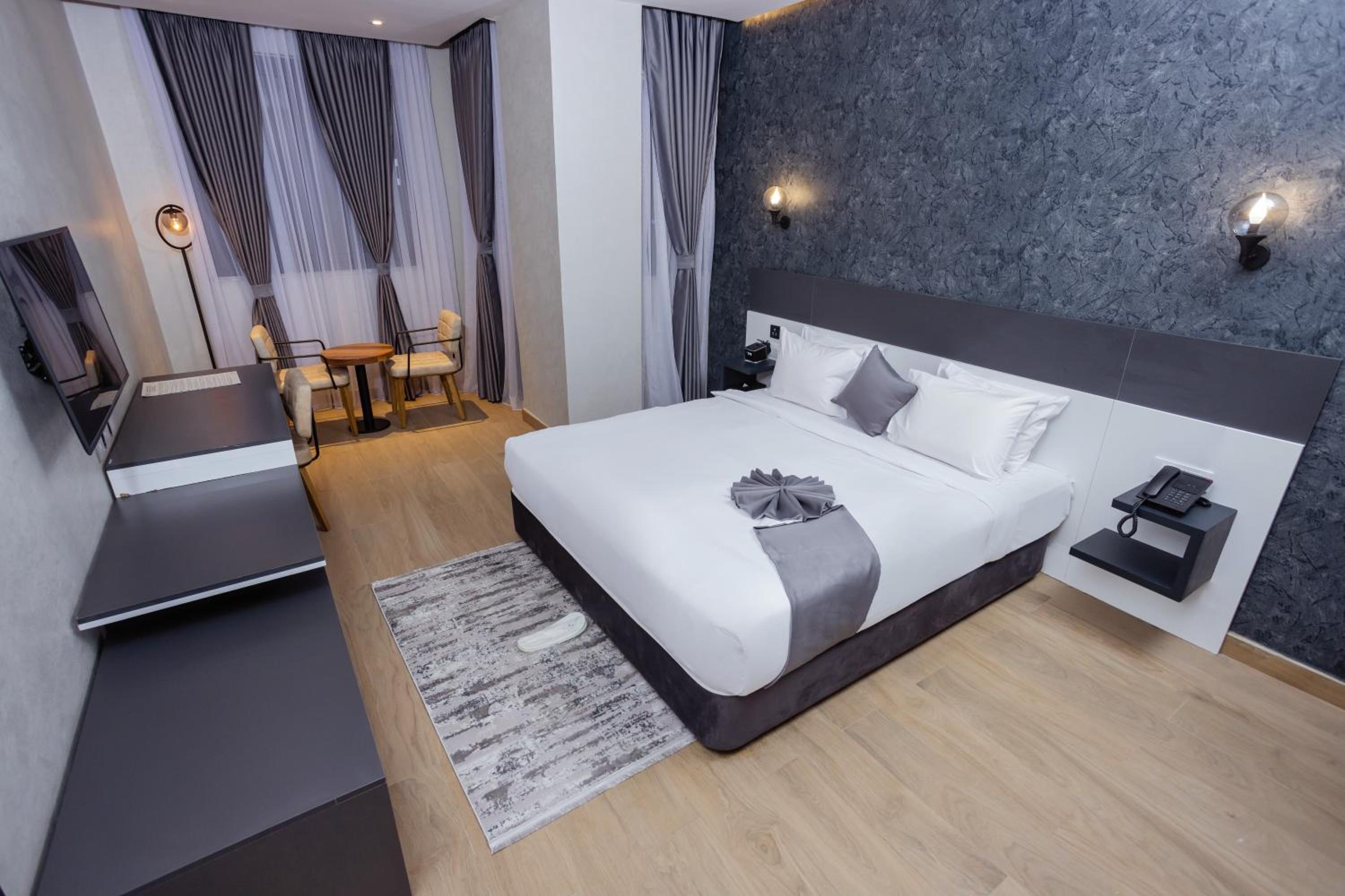 King Suite with Balcony photo 1