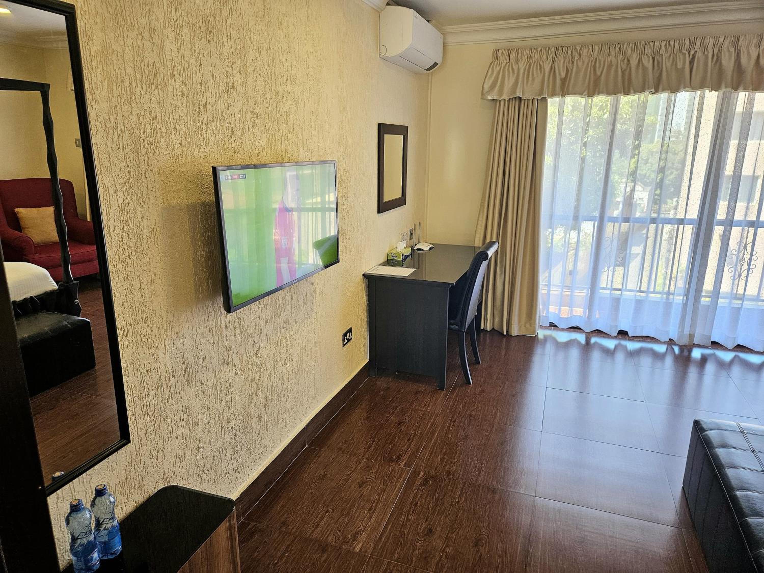 EXECUTIVE ROOM WITH AC - Photo 2