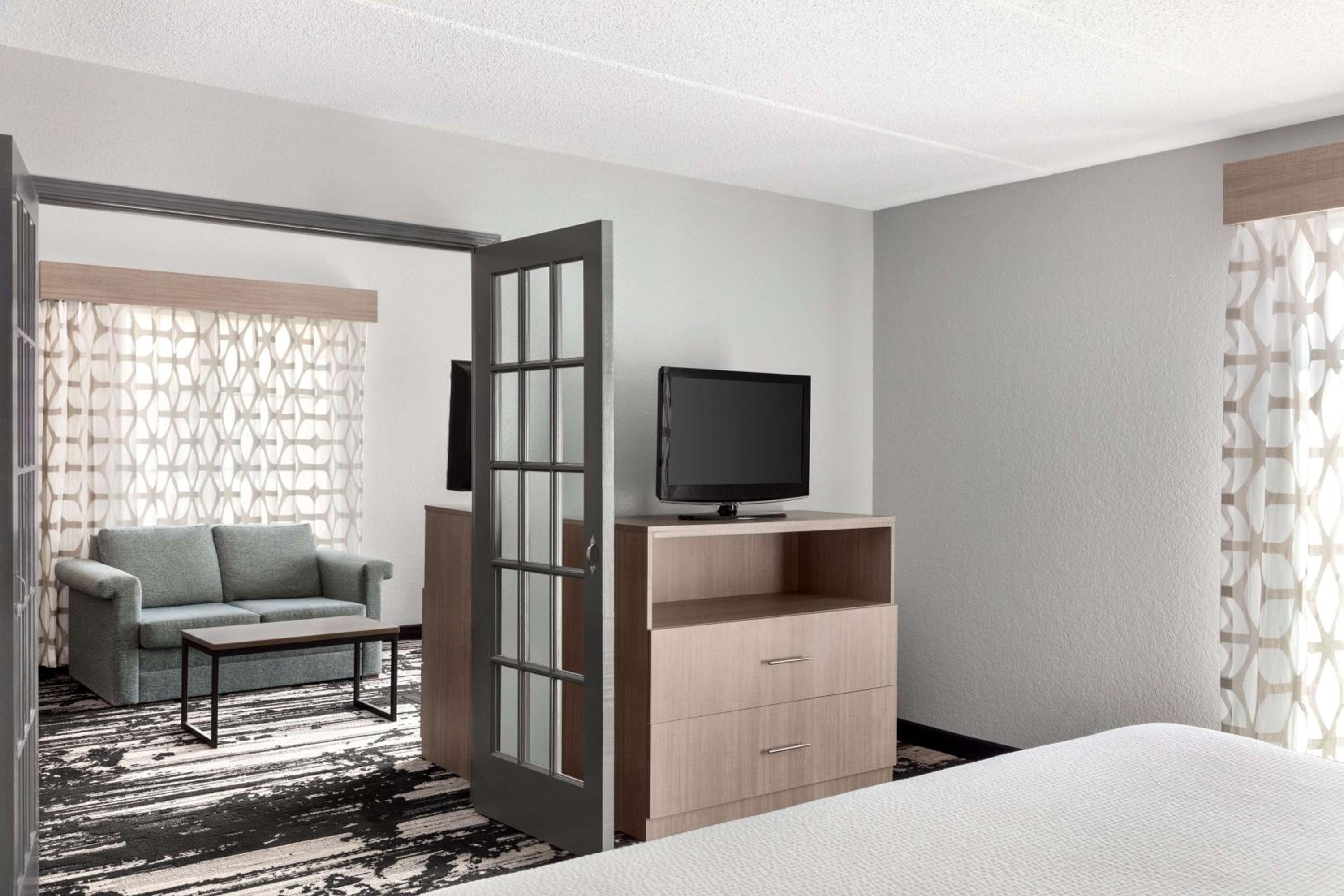 King Suite - Non-Smoking - Photo 6