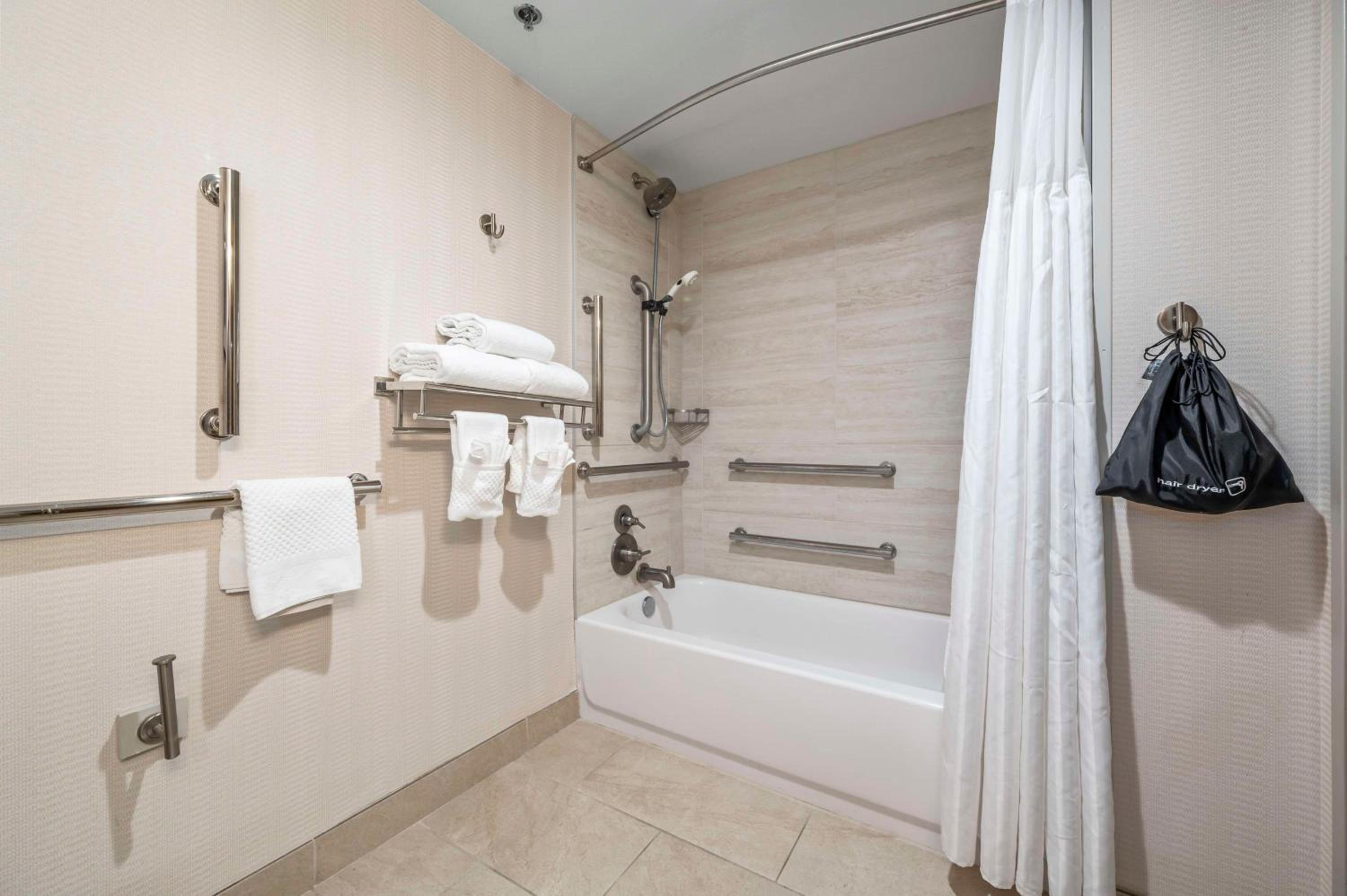 King Room with Bath Tub - Mobility Accessible photo 2