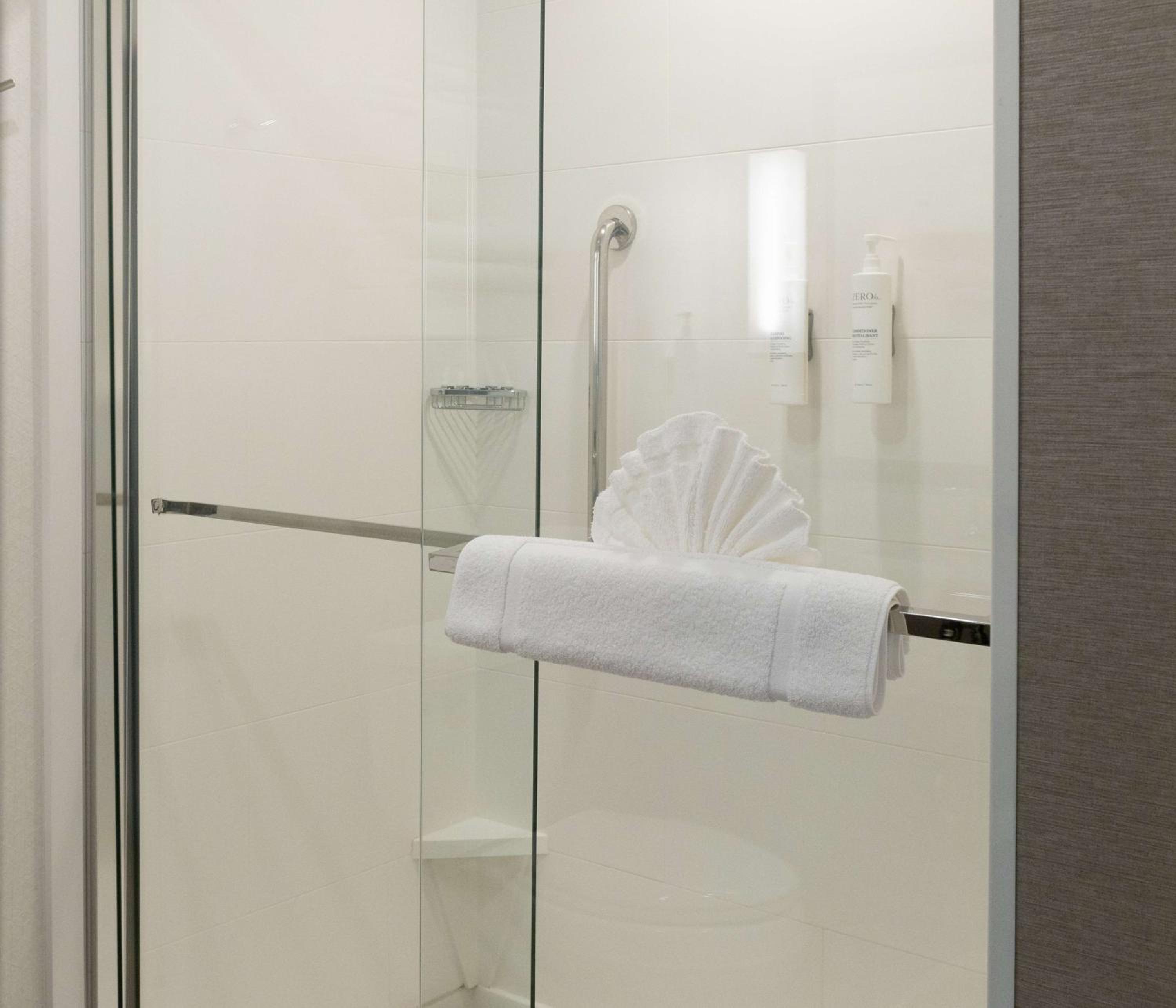 Room, 1 King Bed, Accessible, Non Smoking (Bathtub, Hearing) thumbnail 5