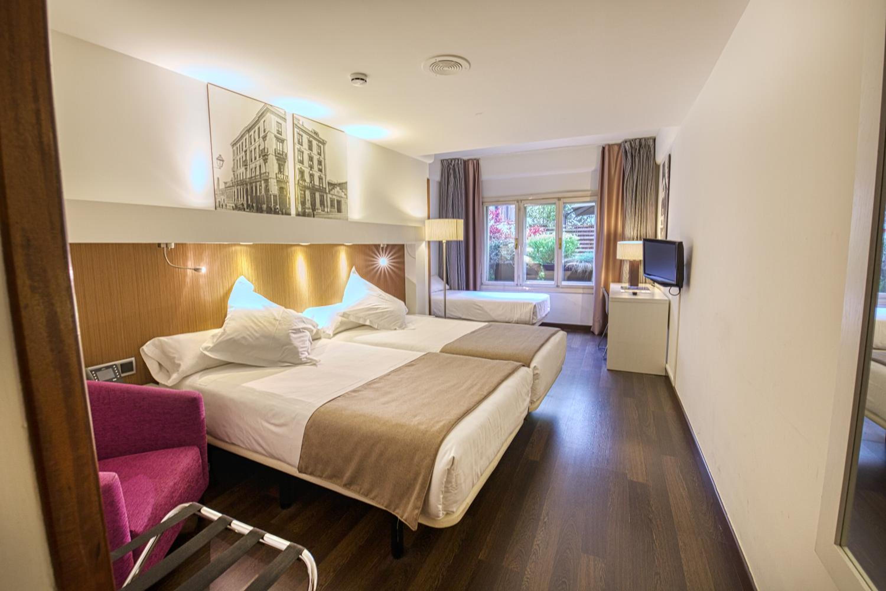 Double or Twin Room with Extra Bed - Photo 1