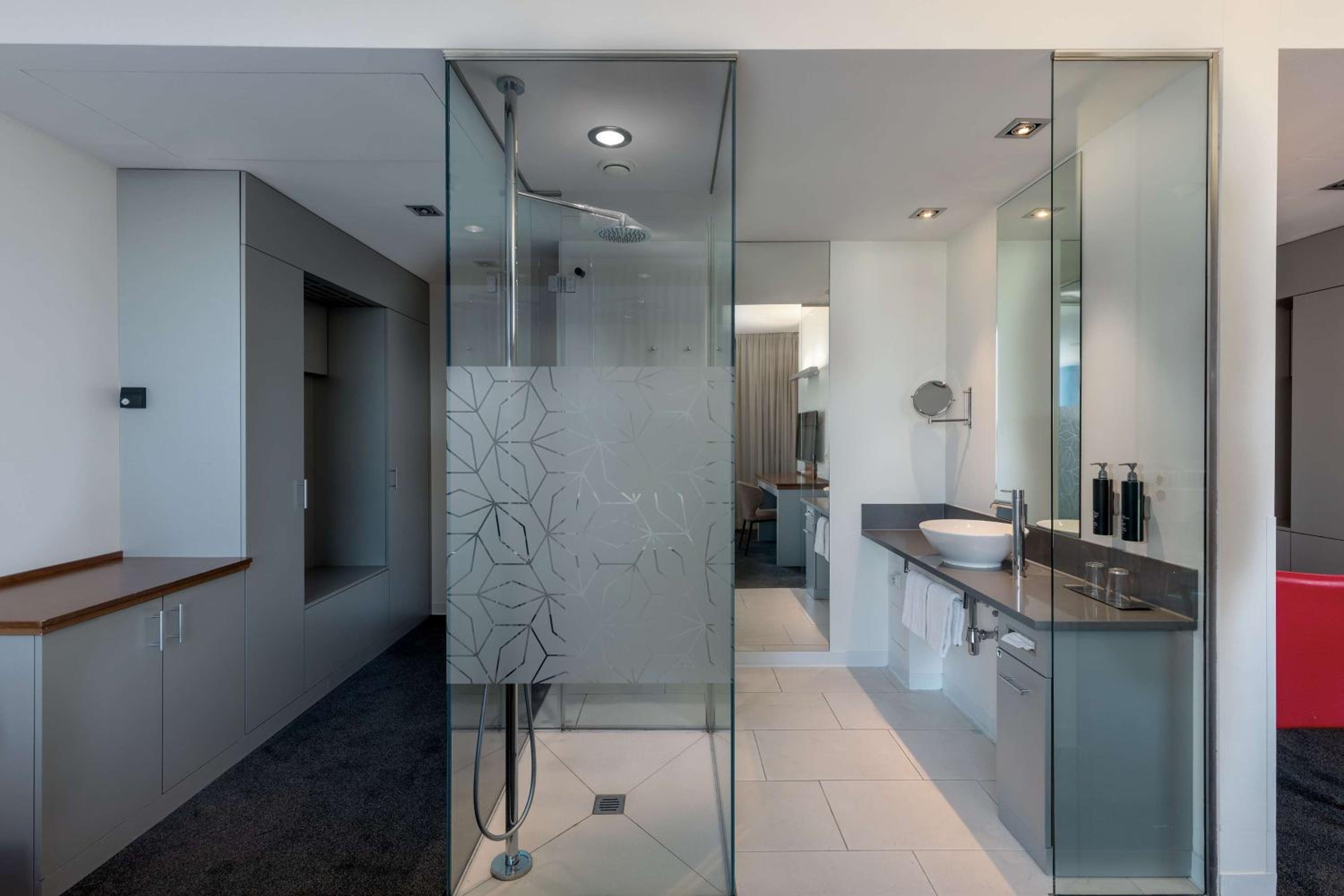One-Bedroom King Suite - Photo 7