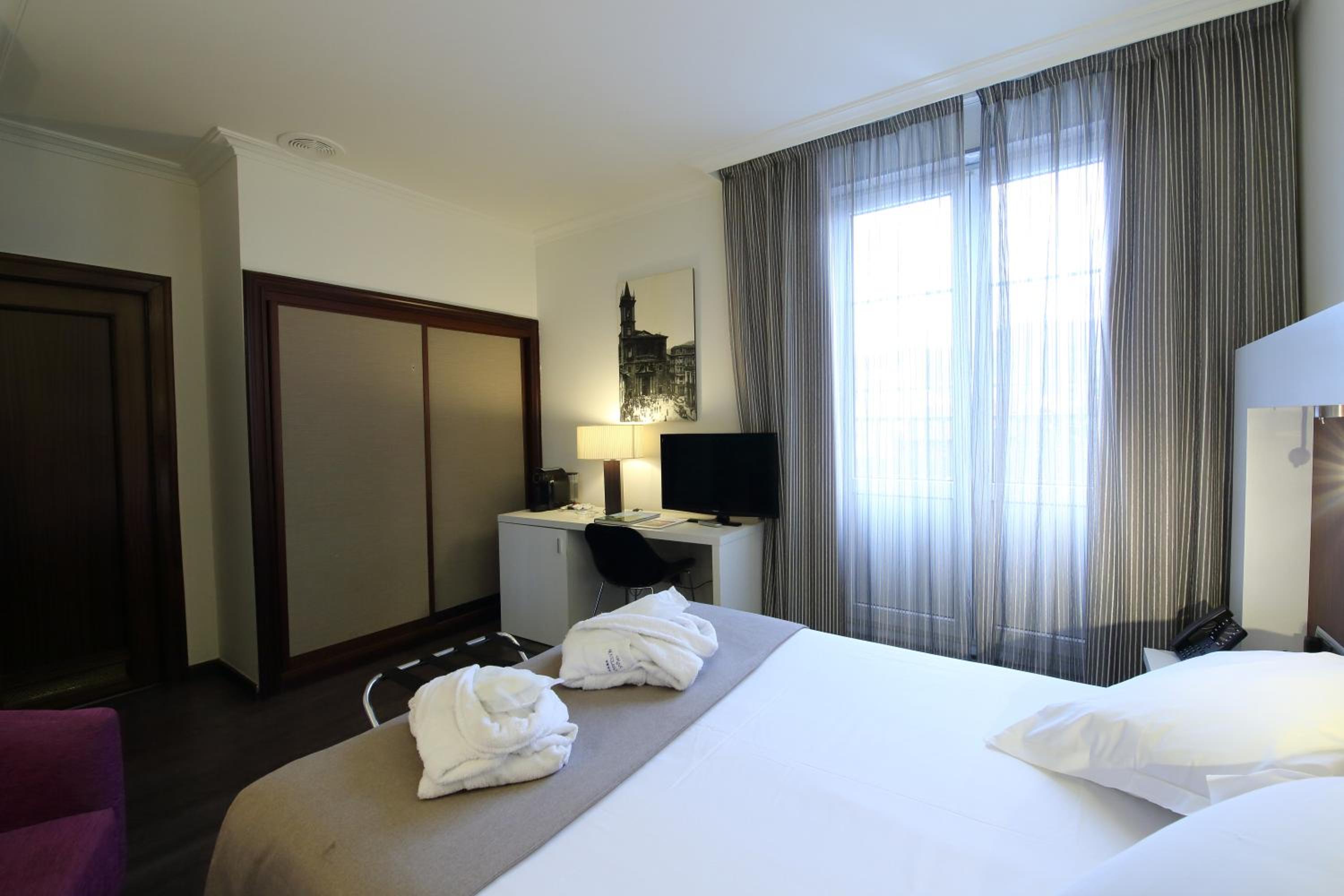 Double or Twin Room - Photo 3