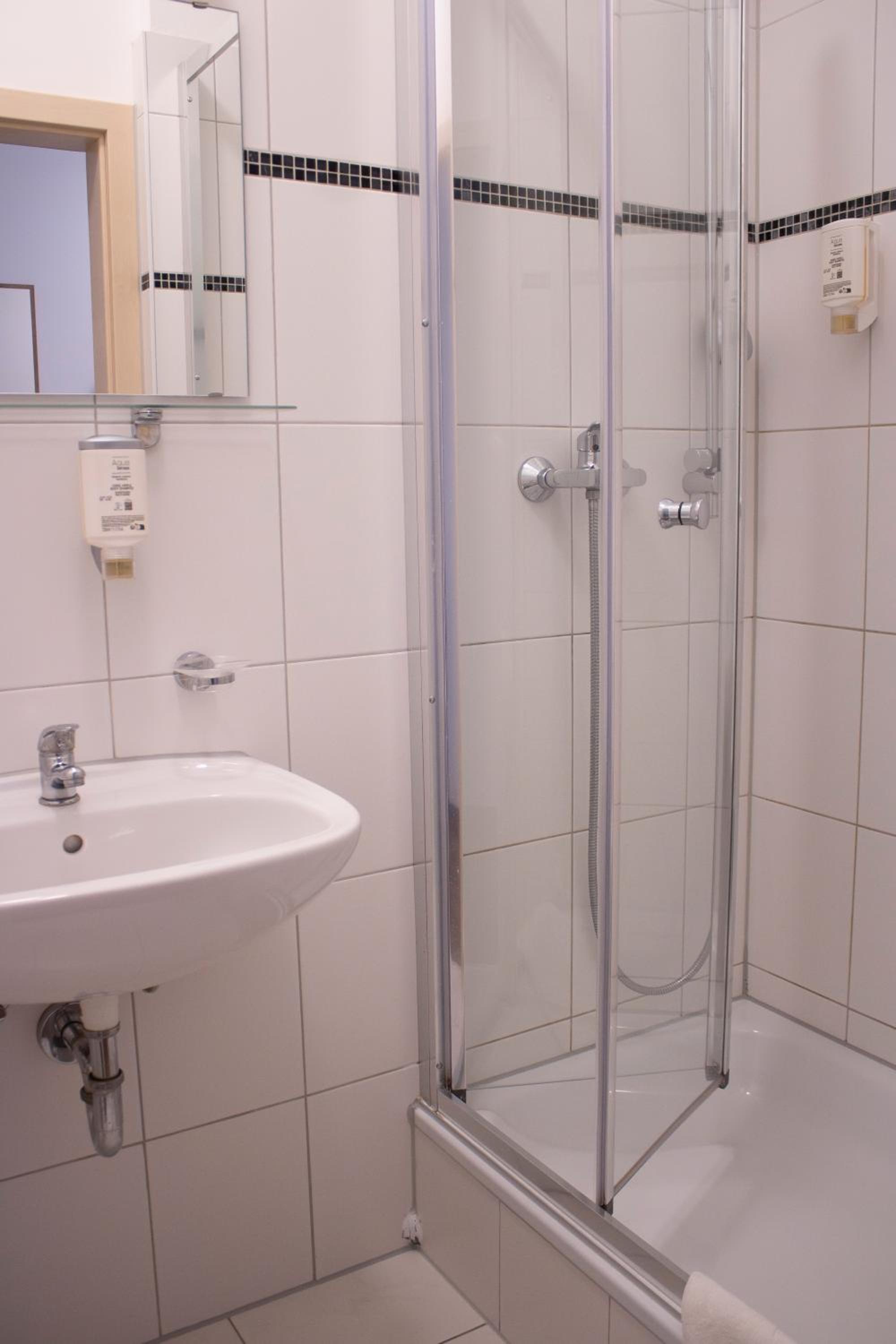 Standard Double Room - Photo 2