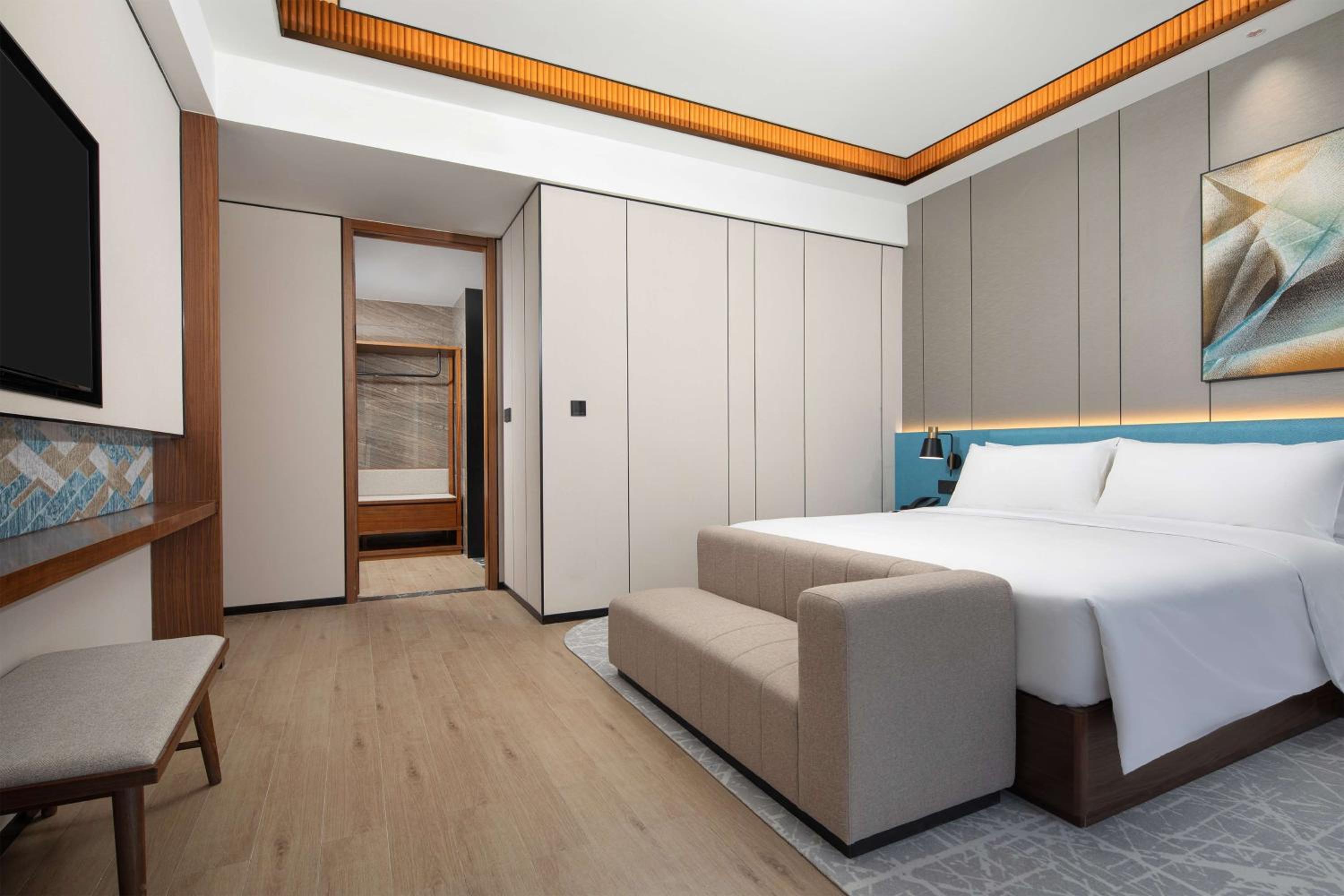 Deluxe King Suite