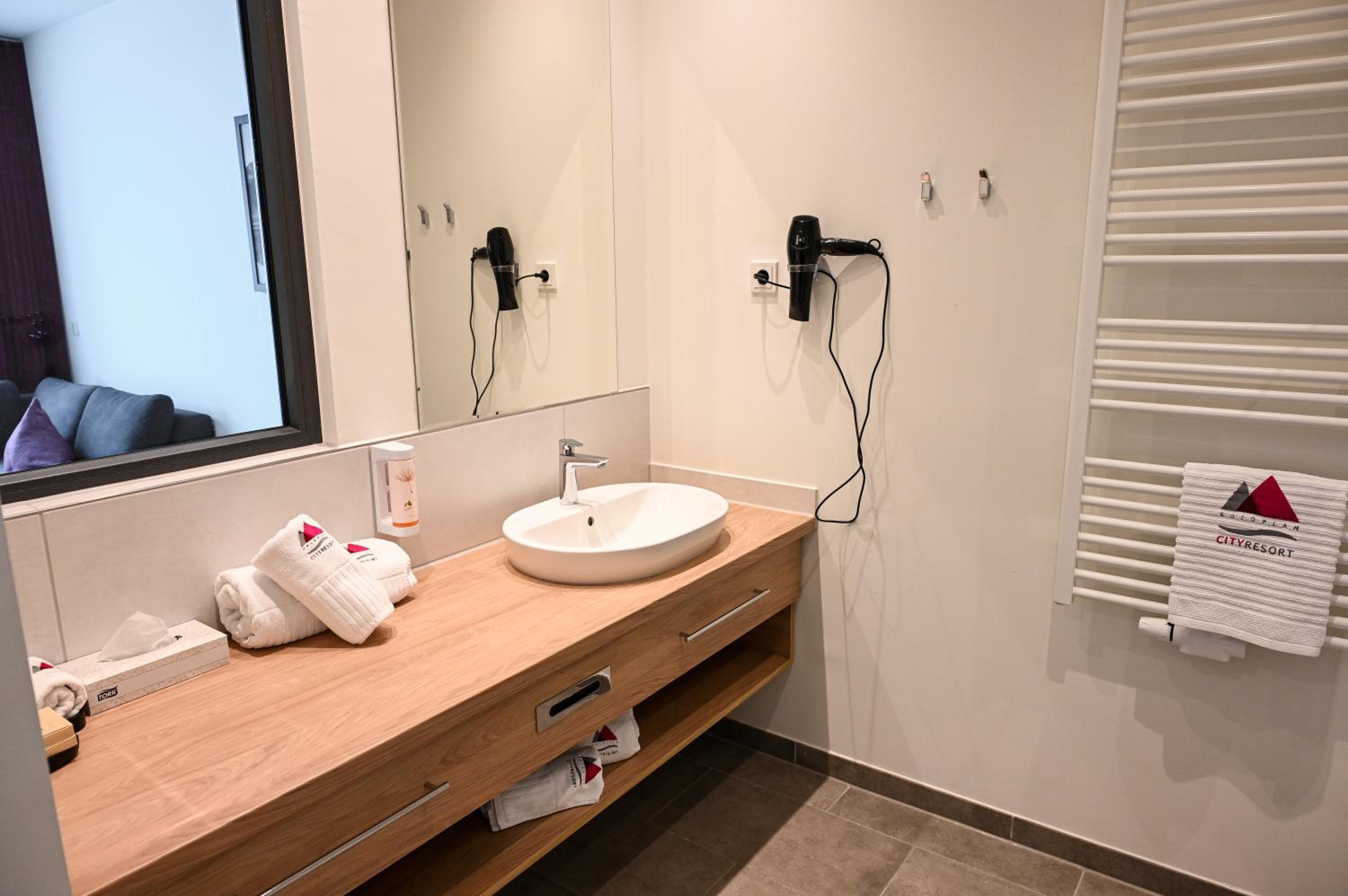 Deluxe Double Room with Balcony - Photo 3