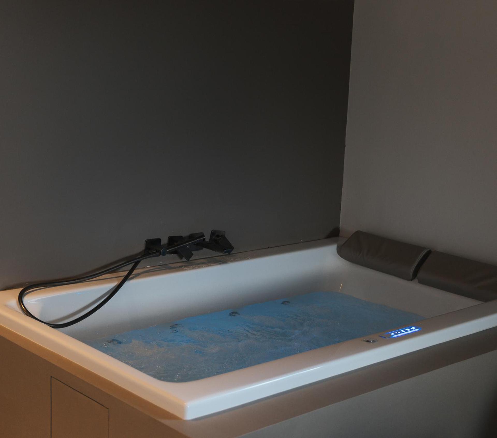 Suite with Spa Bath - Photo 5