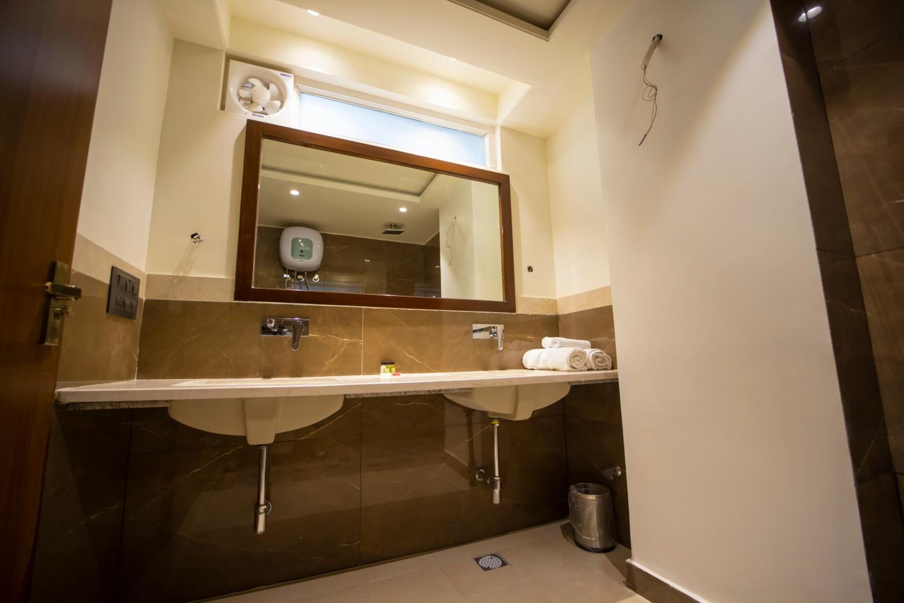 Deluxe Double or Twin Room - Photo 11