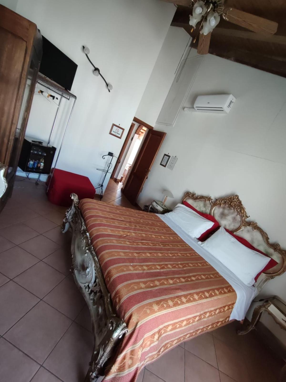 Standard Double or Twin Room with Private External Bathroom photo 1