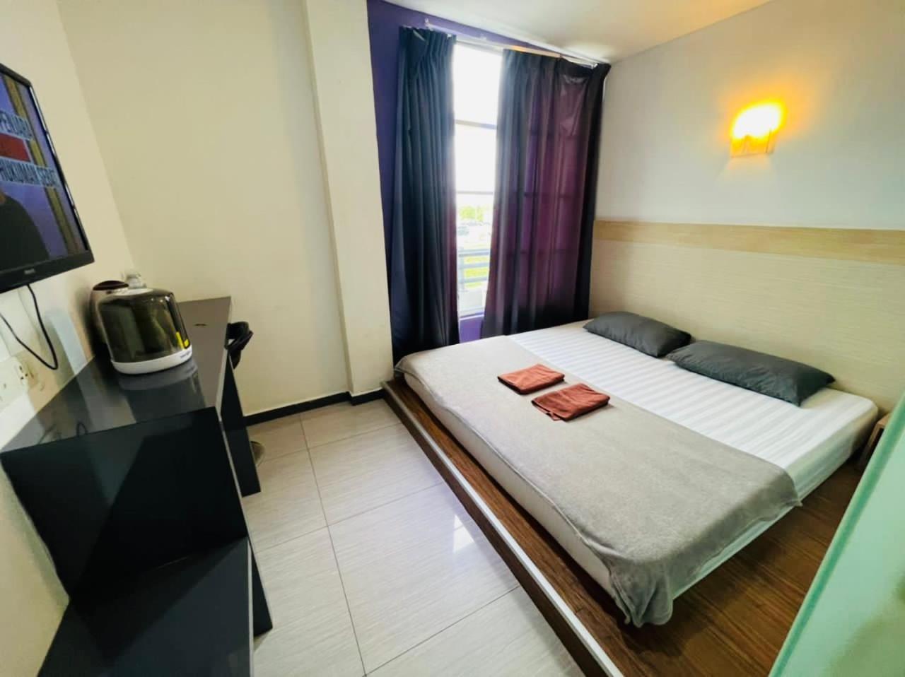 Deluxe King Room - Photo 7