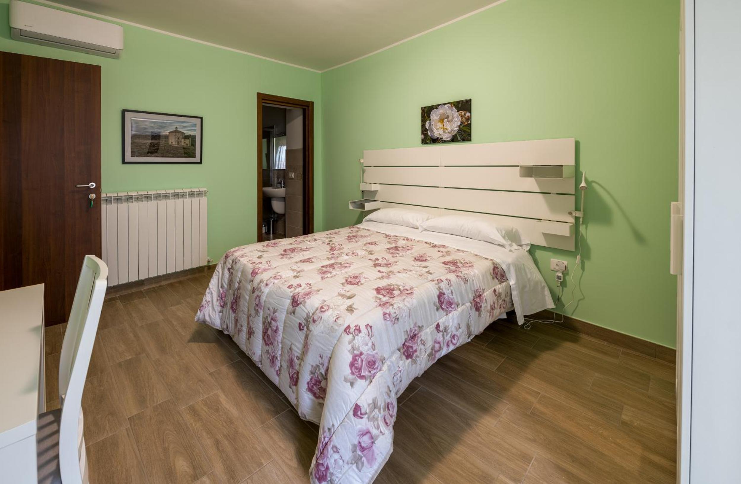 Standard Double Room photo 2