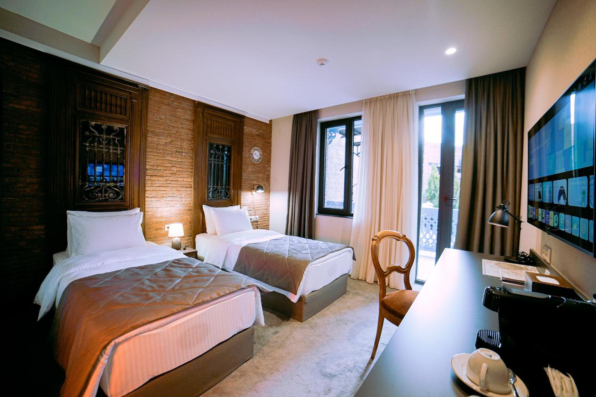 Double Room with Patio - Photo 12