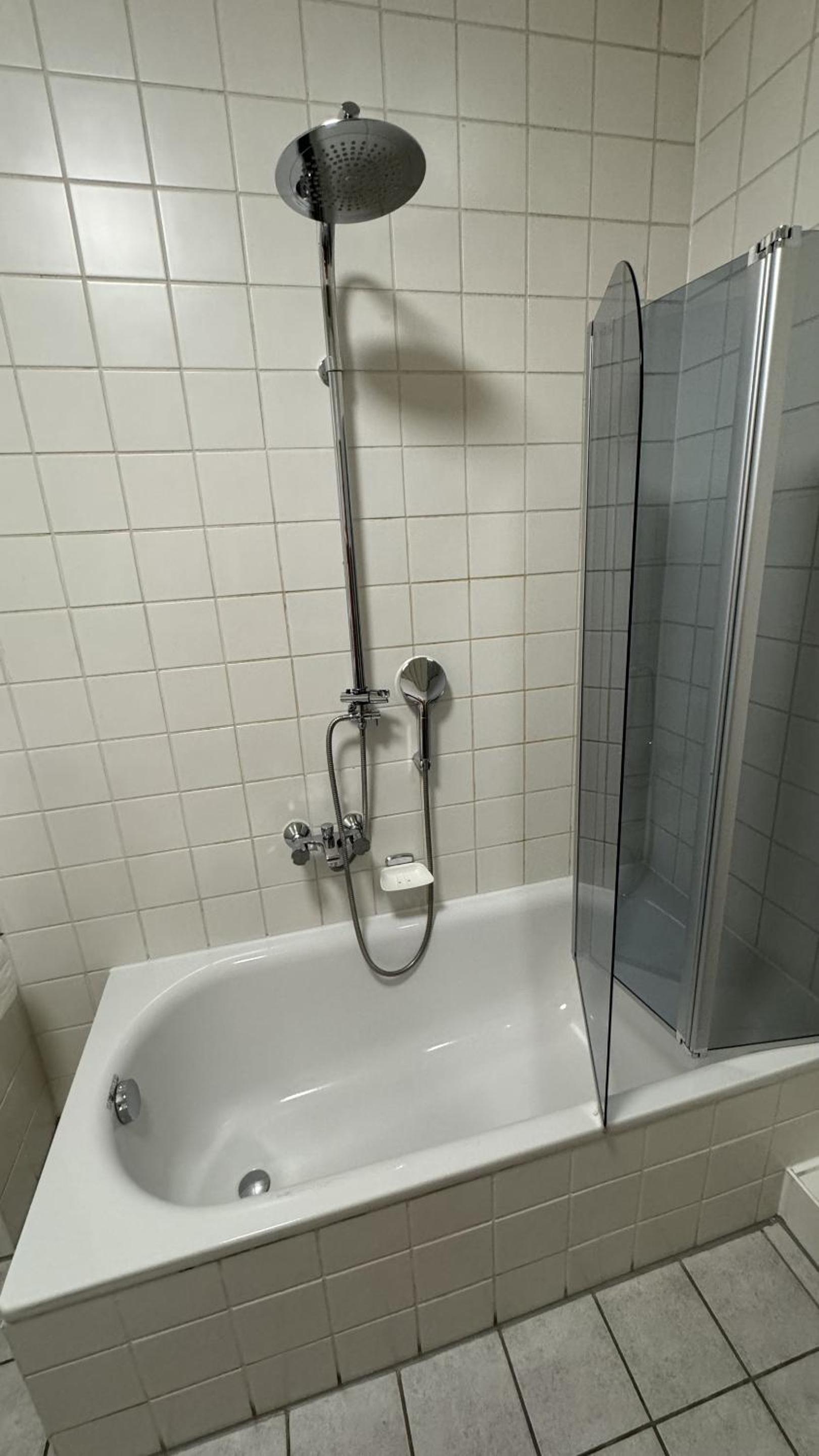 Basic Triple Room with Shared Bathroom - Photo 5