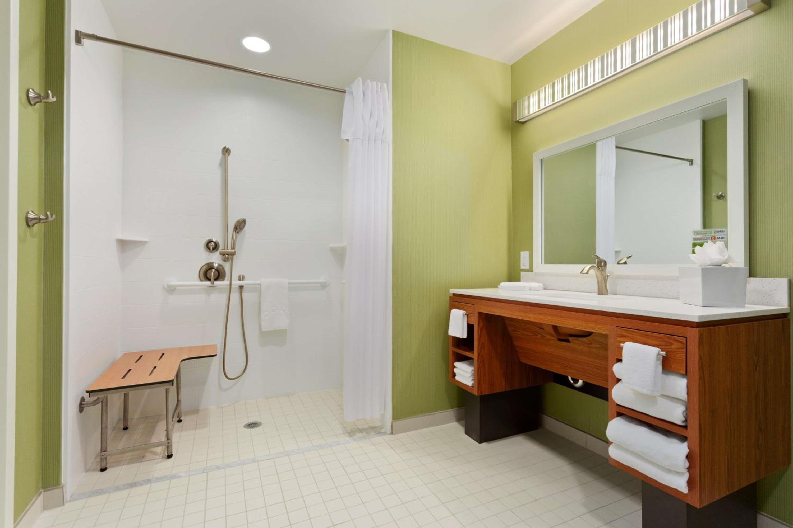 Queen Studio with Roll-In Shower - Mobility Access/Non-Smoking photo 2