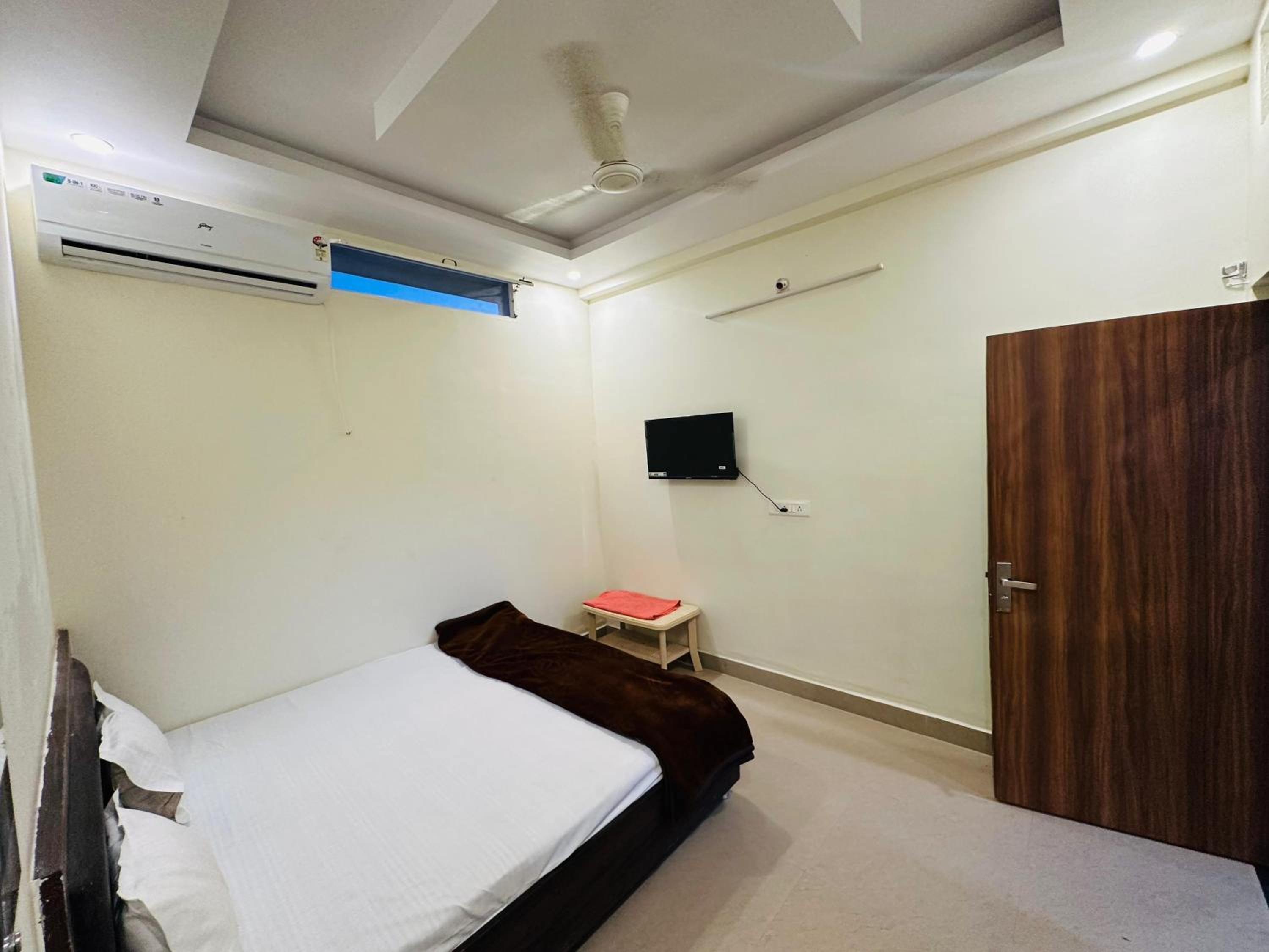 Deluxe Double Room (2 Adults + 1 Child)
