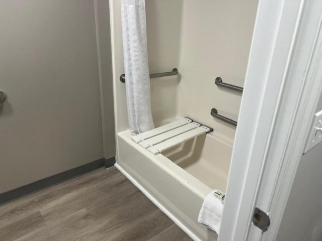 King Room - Non-Smoking - Photo 6