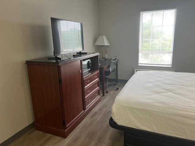 King Room - Non-Smoking - Photo 5