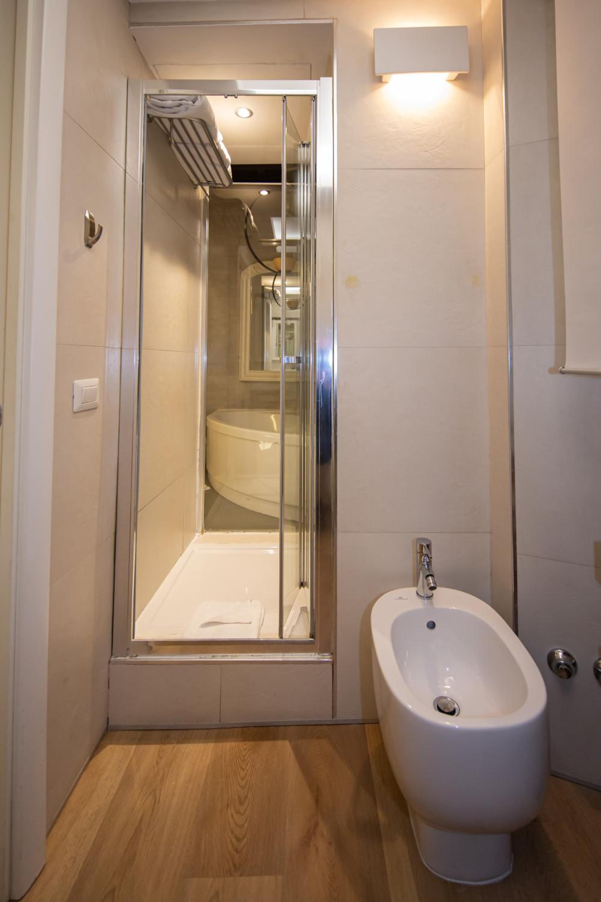 King Room with Spa Bath photo 2