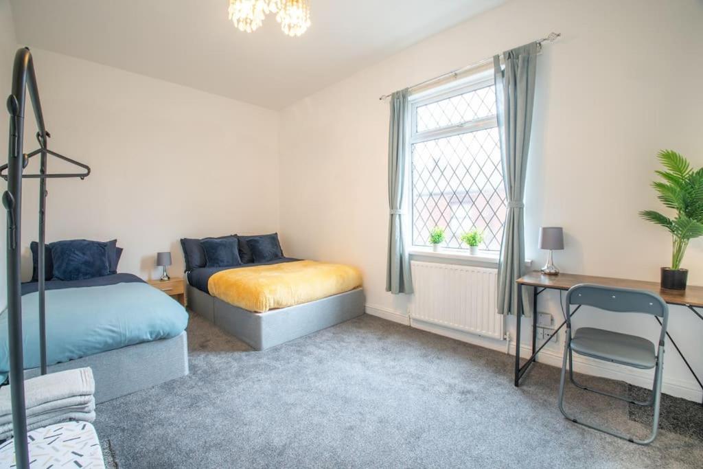 Five-Bedroom House photo 1