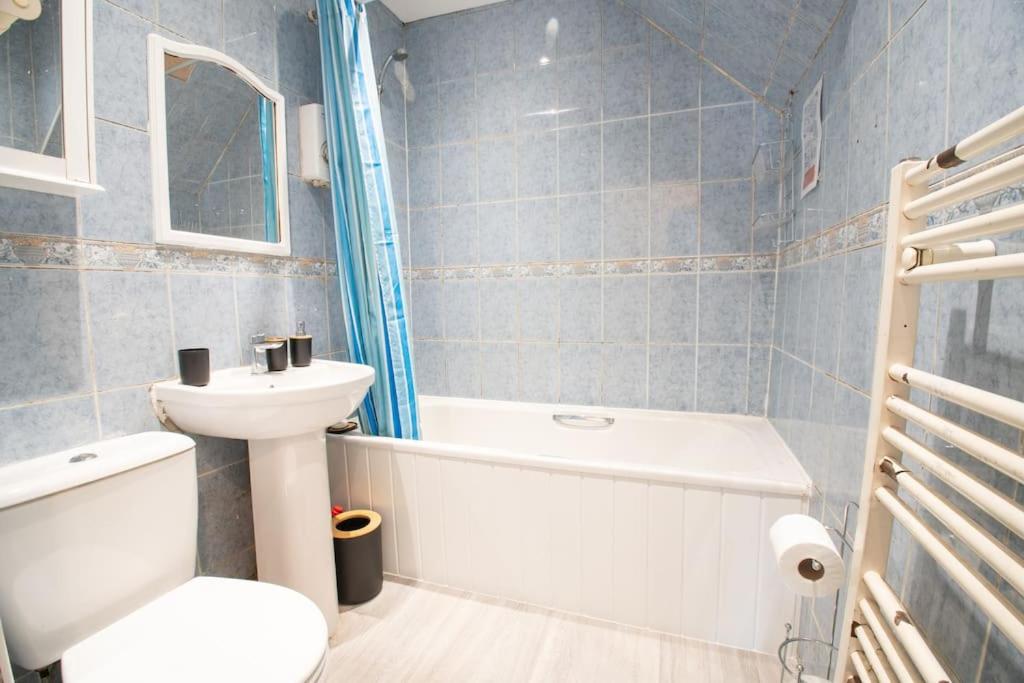 Five-Bedroom House photo 2