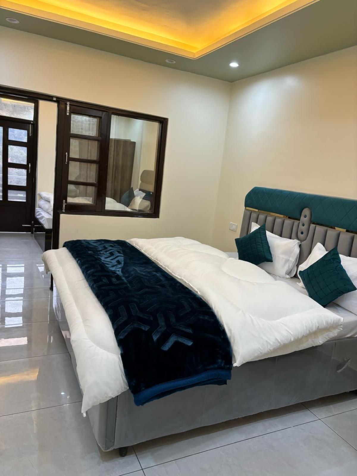 Double or Twin Room with Bathroom photo 2