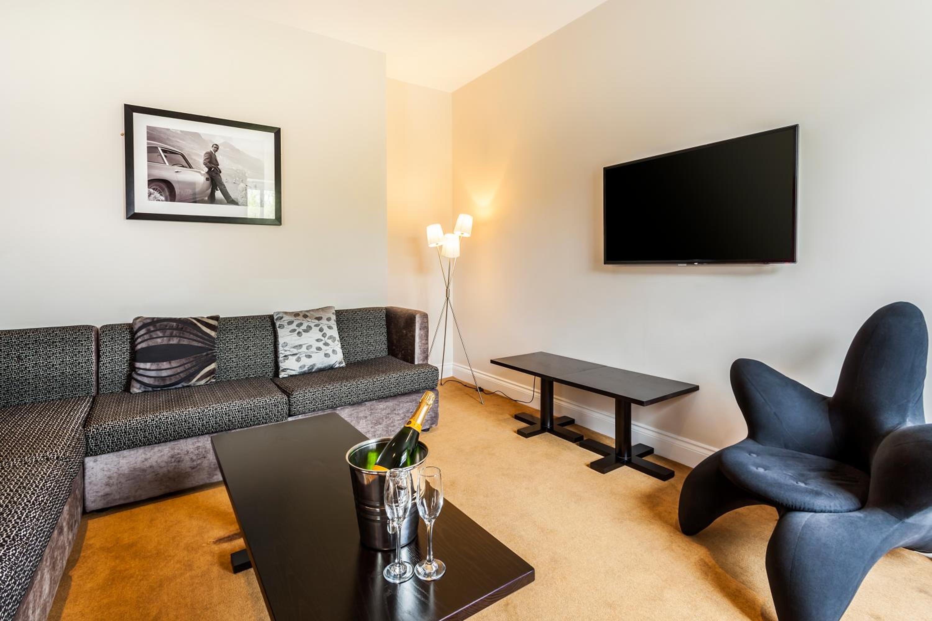 Suite with Lake View - Photo 2
