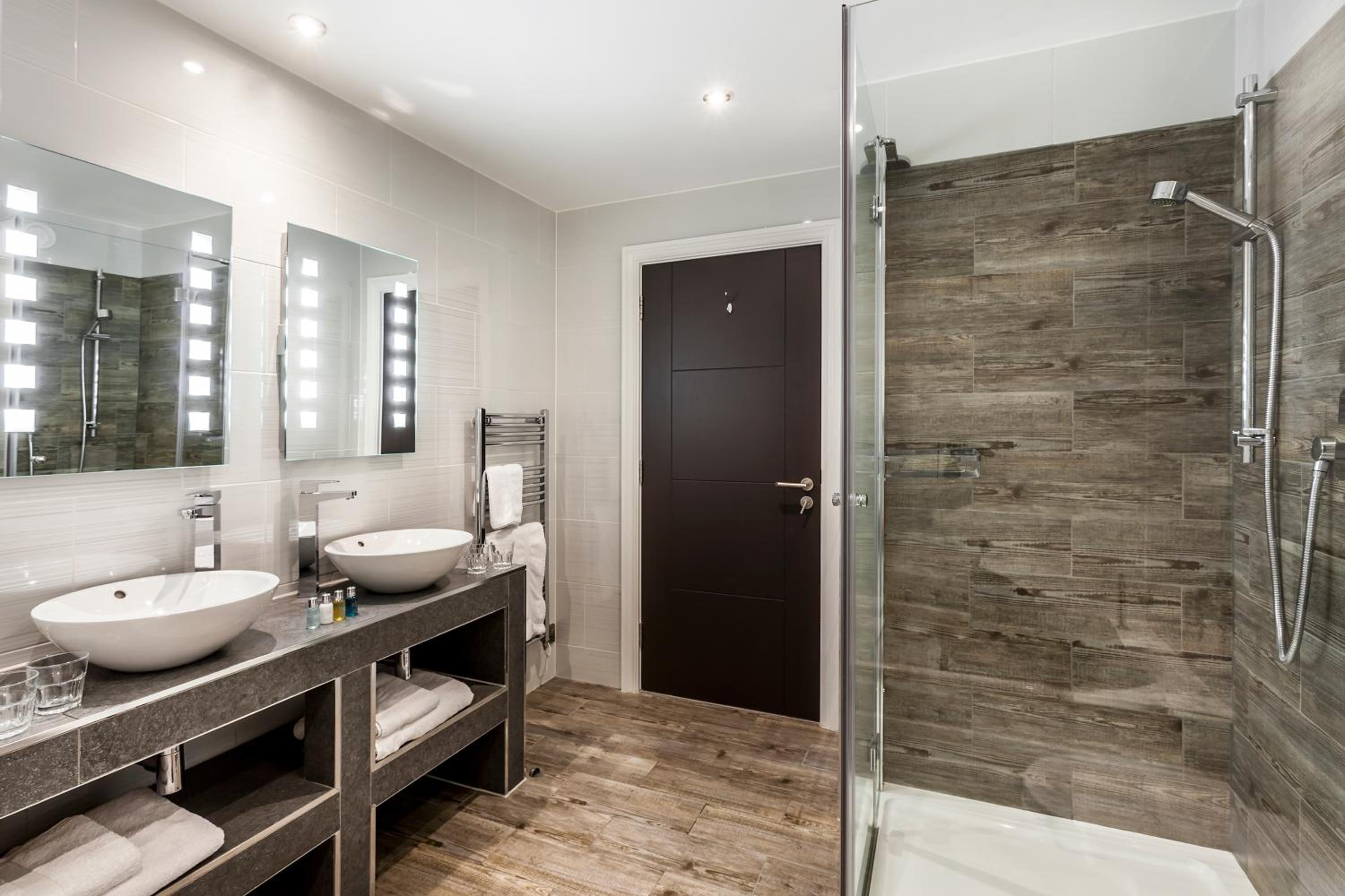 Suite with Lake View - Photo 3