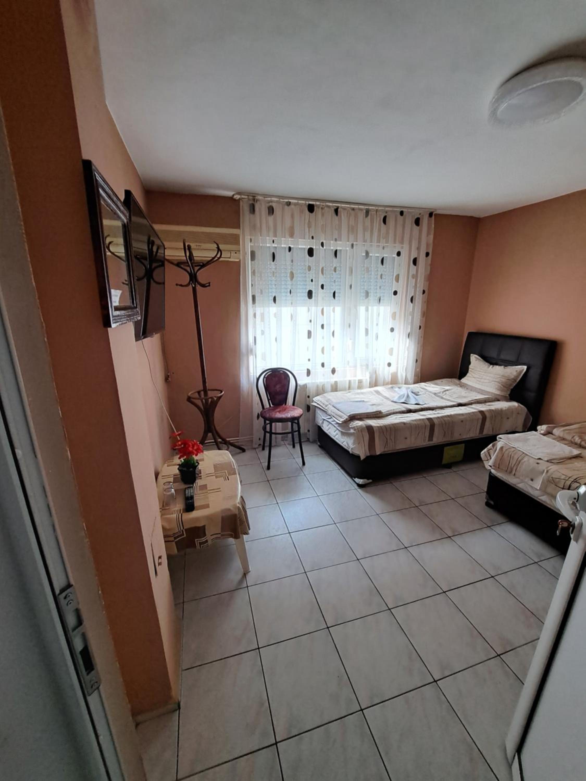 Double or Twin Room with Private Bathroom photo 3