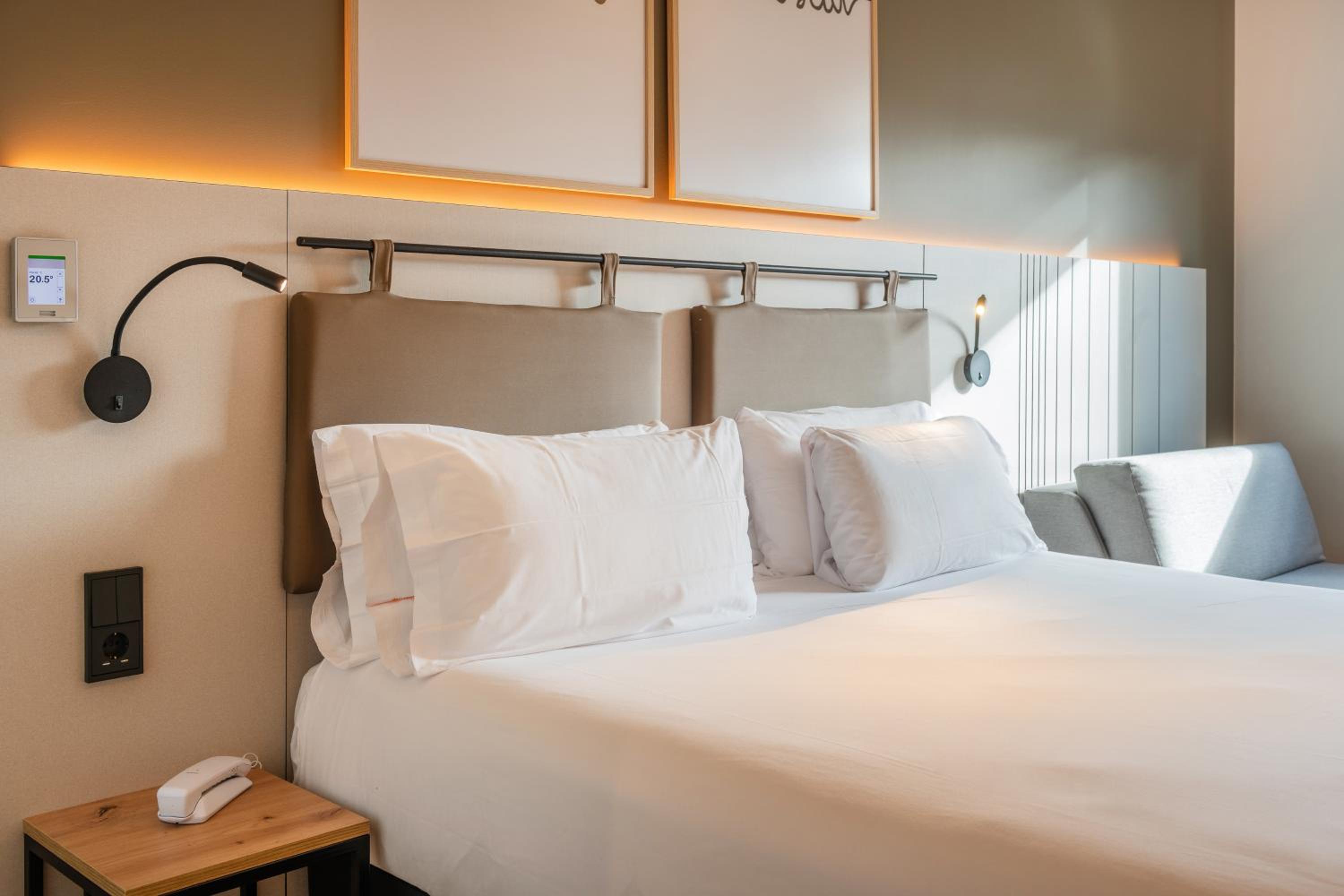Superior Double Room thumbnail 5